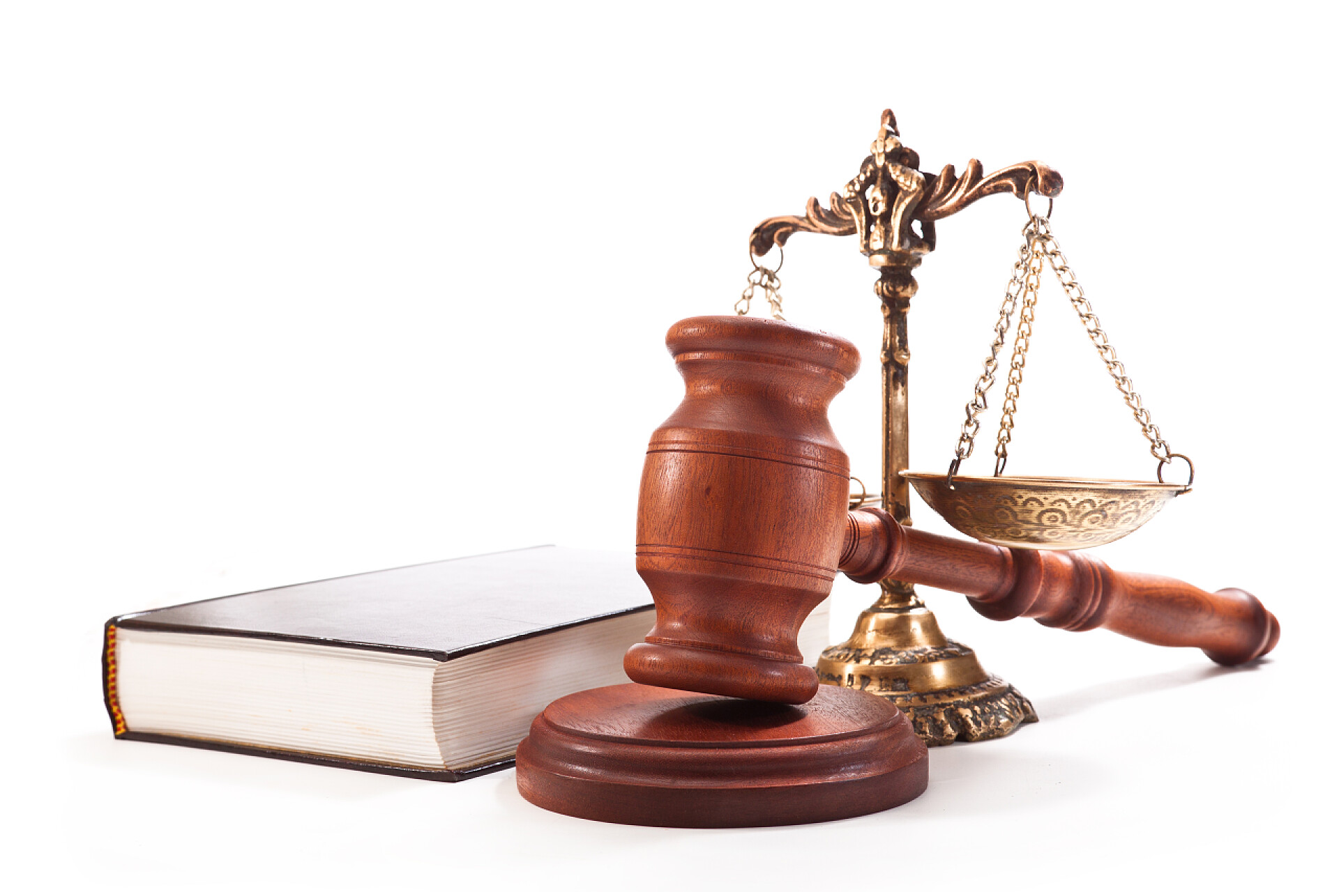 白色上的木槌和天秤