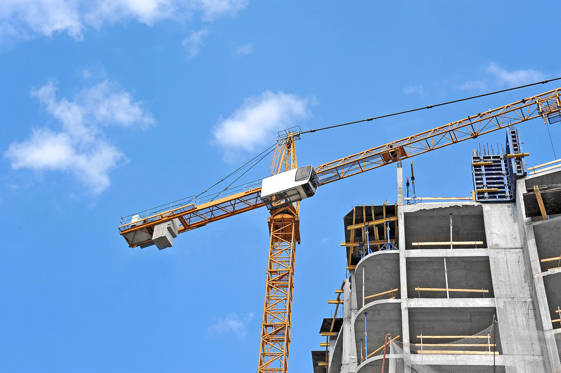 蓝天下的起重机和建筑工地起重机和建设网站