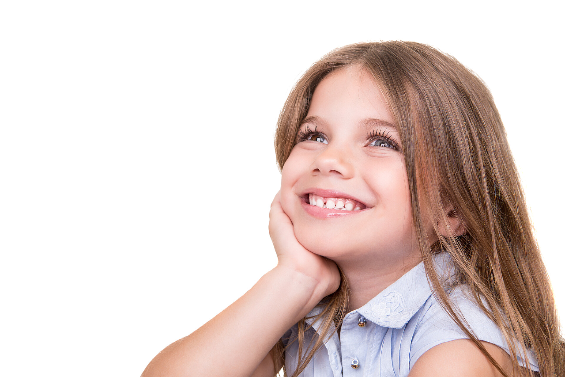 金发的小女孩抬头与思考女孩抬起头微笑着