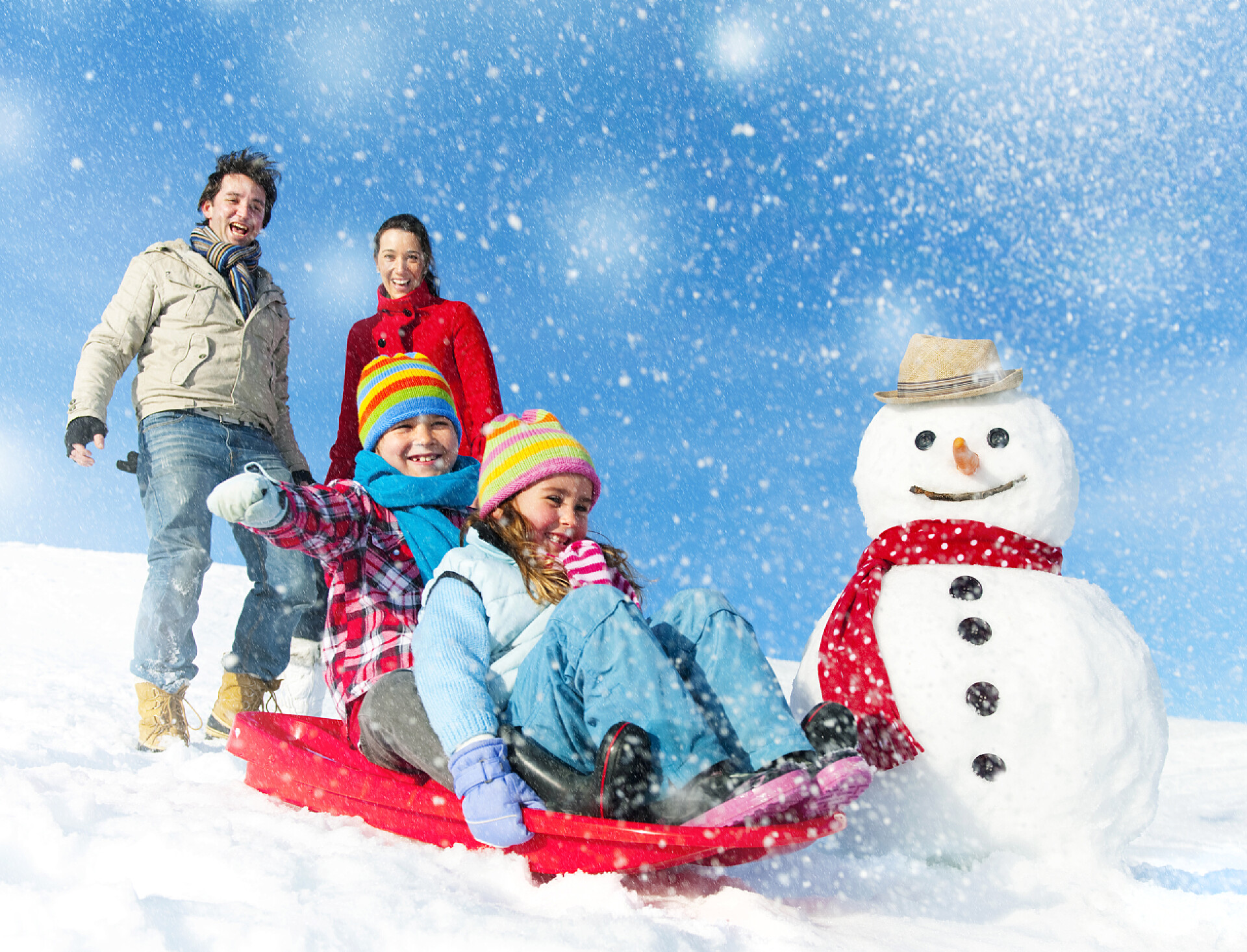 一家人在滑雪玩耍家庭享受冬季的一天