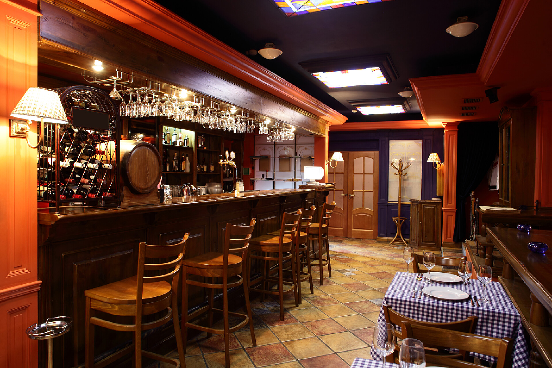 市中心的欧式餐馆欧洲的餐厅，在明亮的颜色