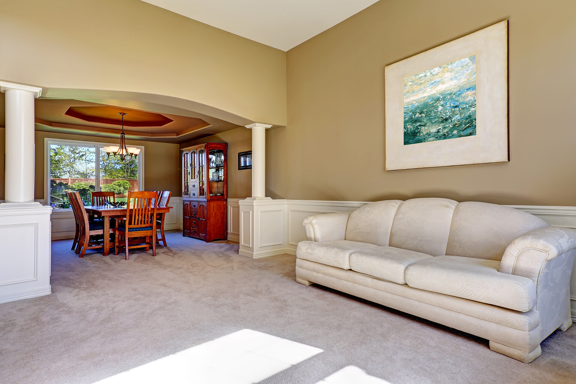 温馨的客厅内部装饰豪华的房子内部与白色的柱子