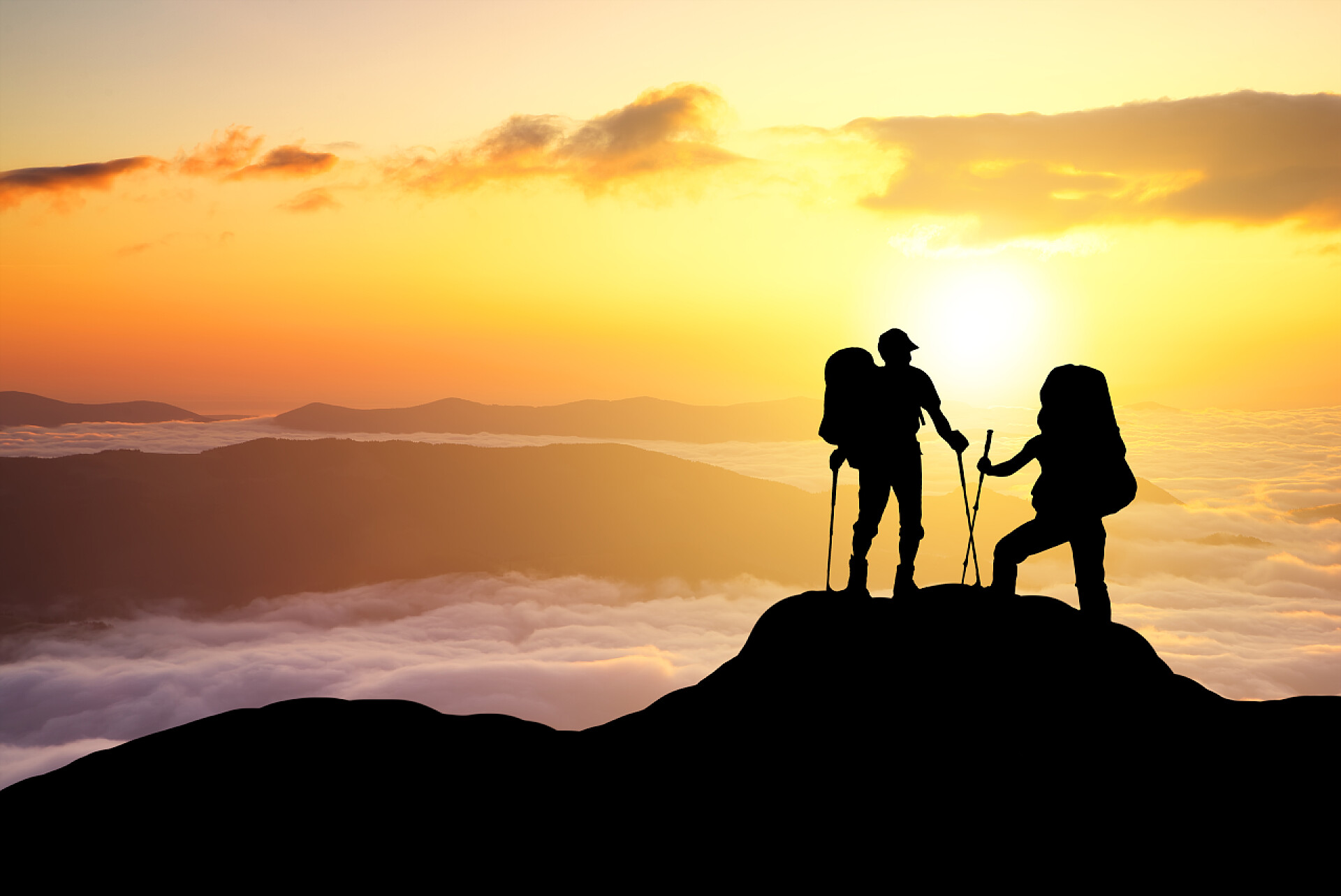 两个旅行者登上山峰看日出山上的旅游团队的剪影