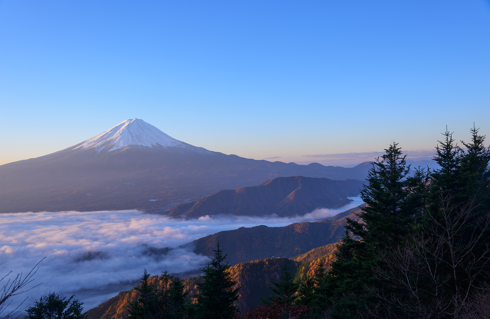 日本富士山远景河口湖畔和黎明的富士山
