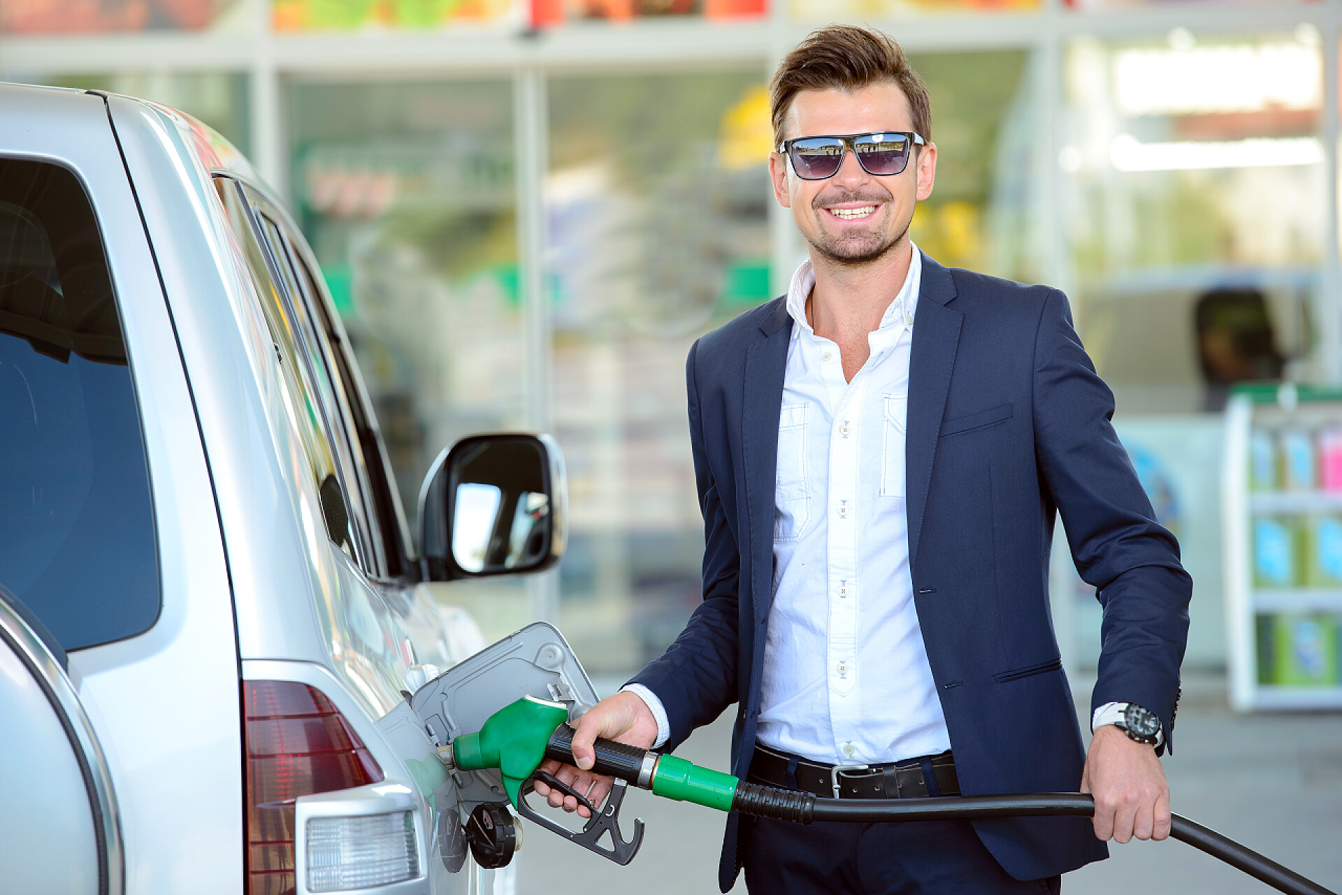 年轻的商人在汽车加油站加油加油站