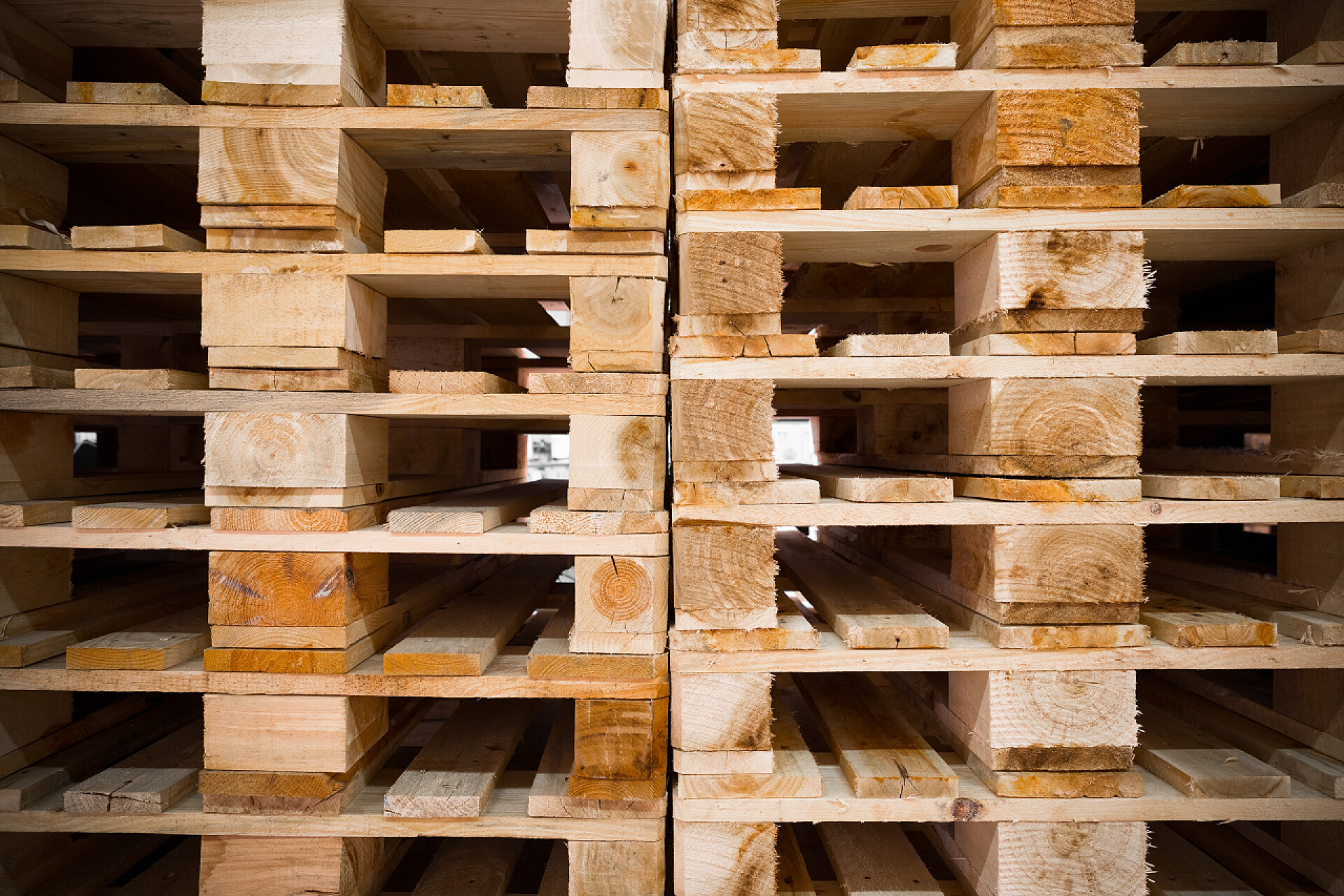 阳光照耀下的木板条木托盘 