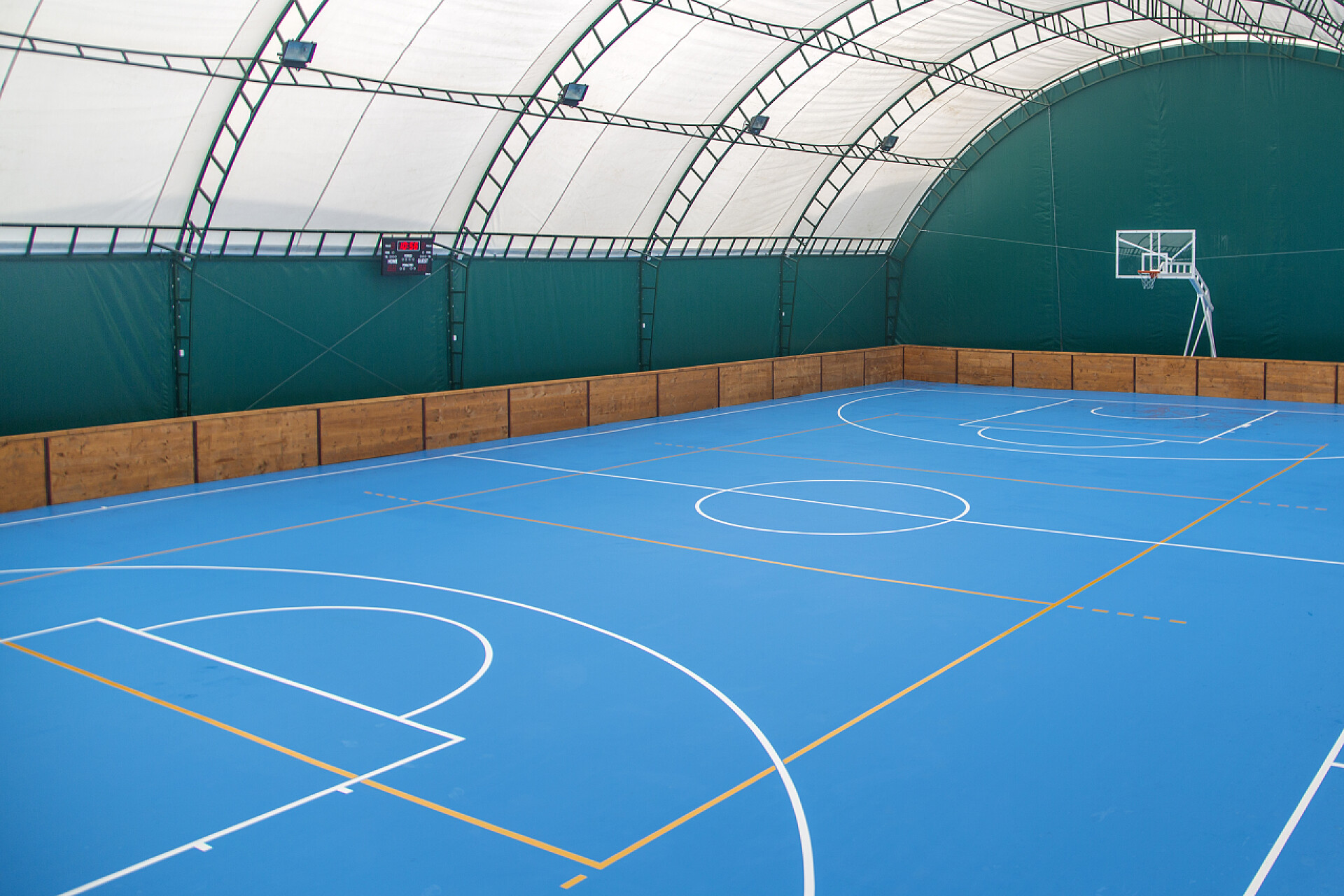 室内的篮球场操场上 playcourt