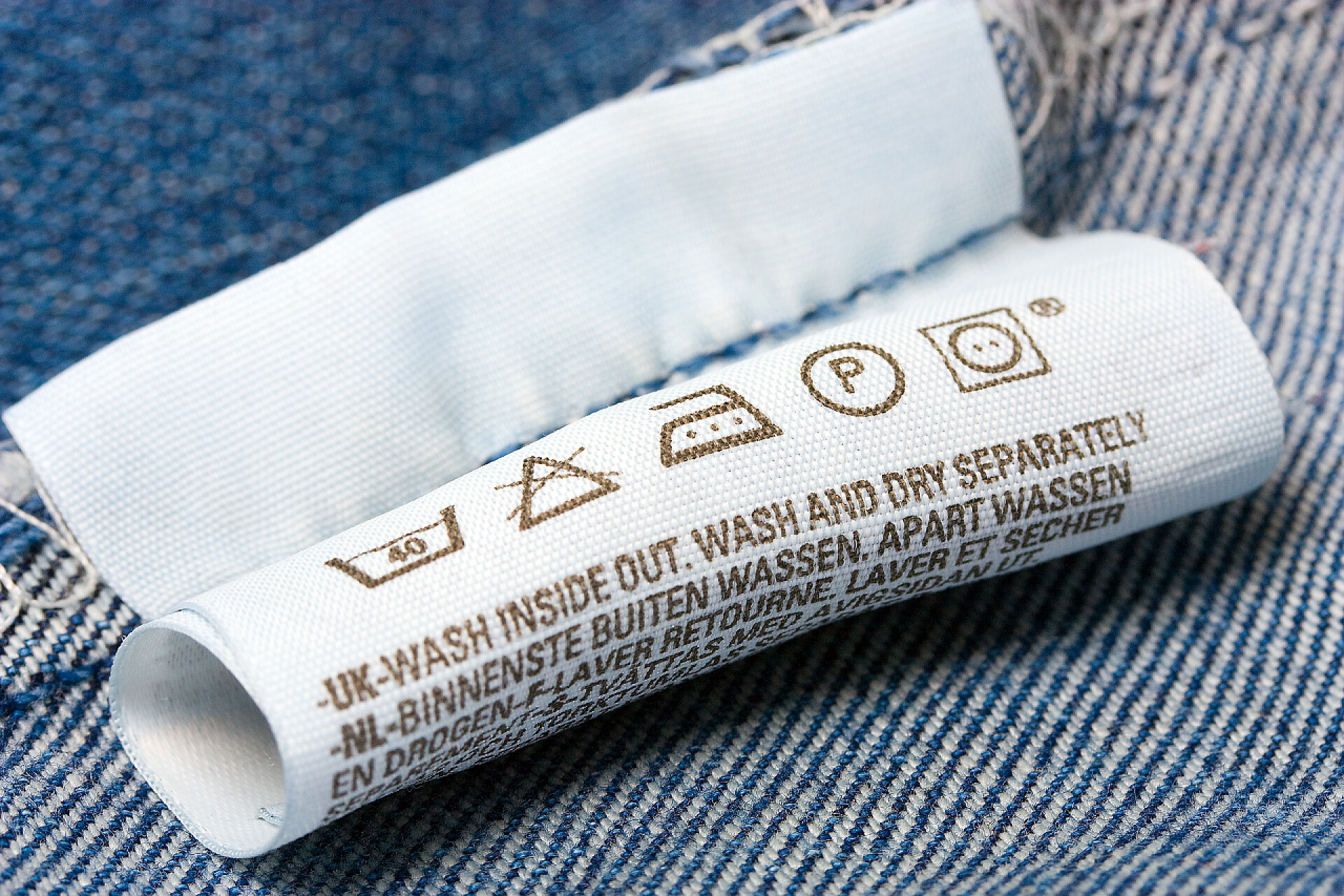 牛仔衣服上的标签蓝色牛仔裤标签的衣服