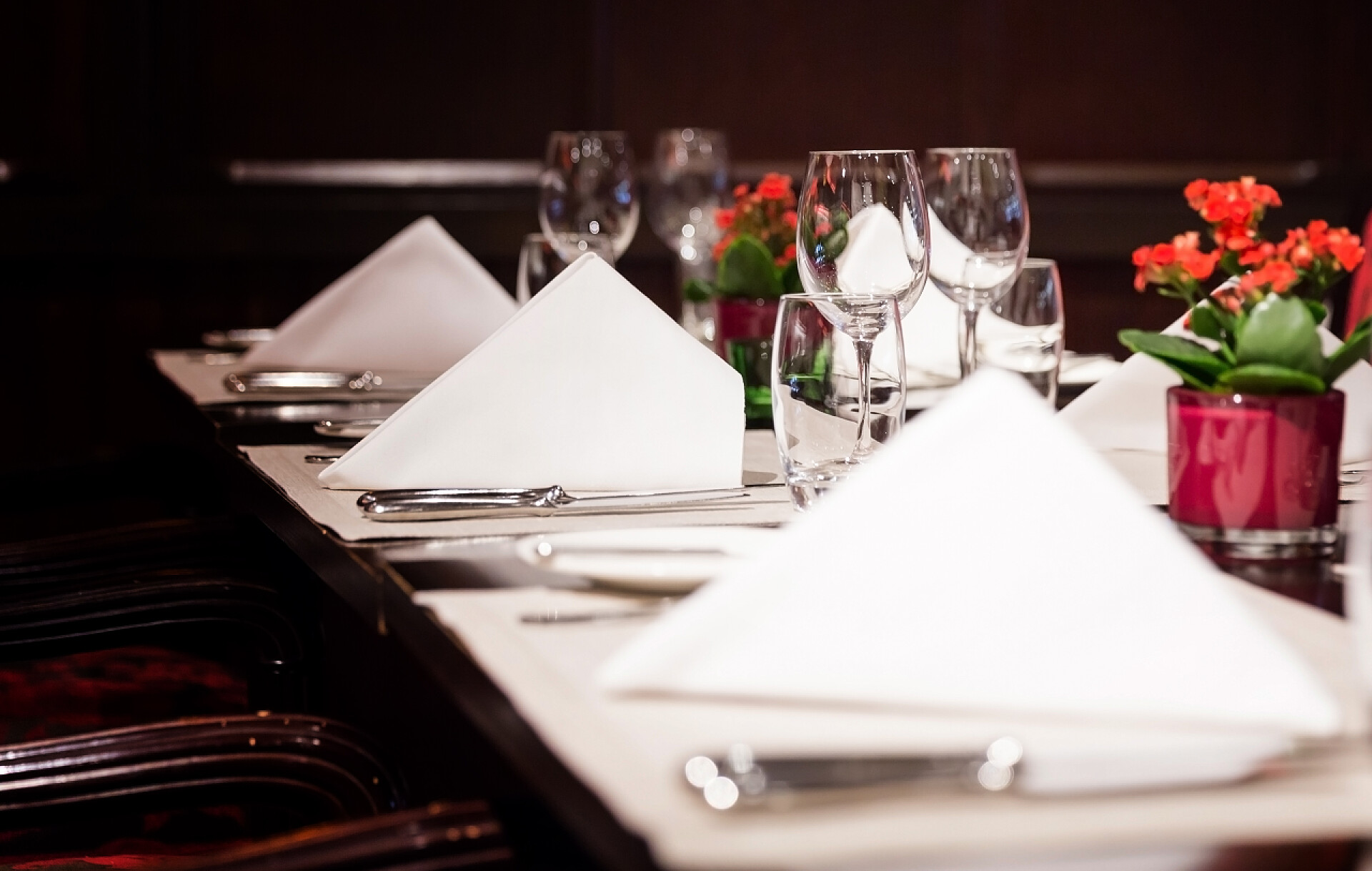 餐厅餐桌上的餐具细表设置 