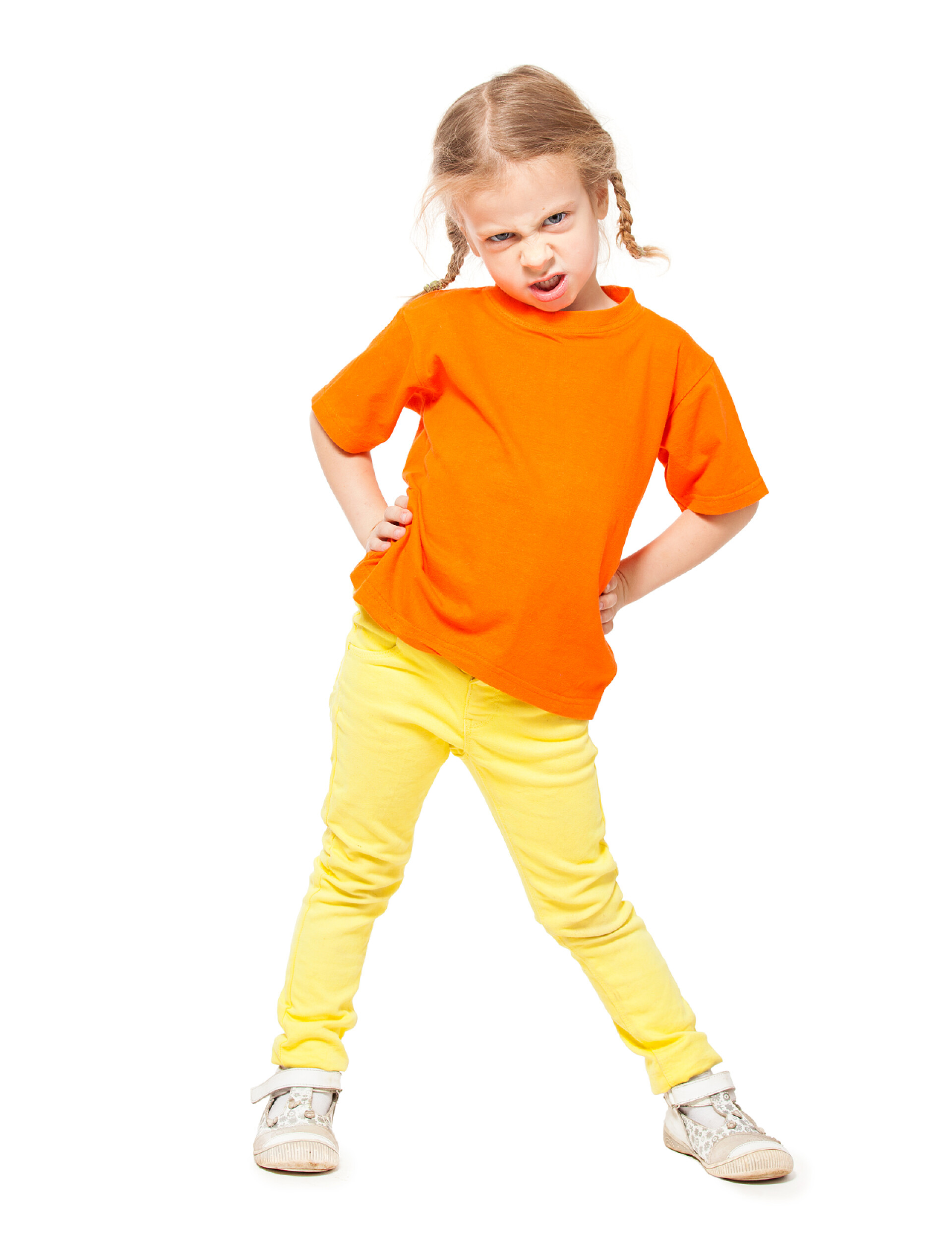 身穿橘黄色上衣摆造型的小女孩小丫头