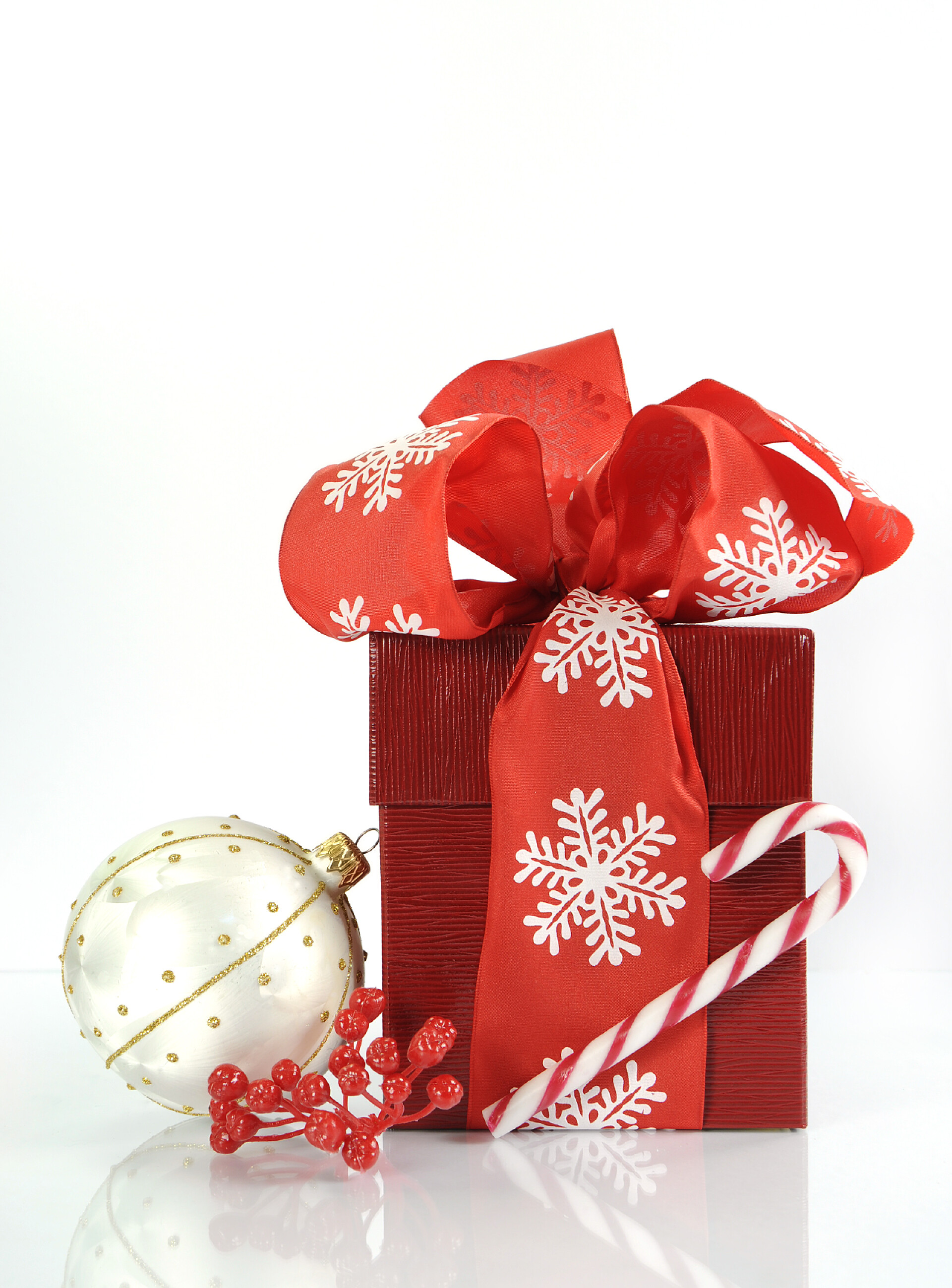 白色背景上的圣诞节礼品盒红色和白色主题圣诞的节日礼物