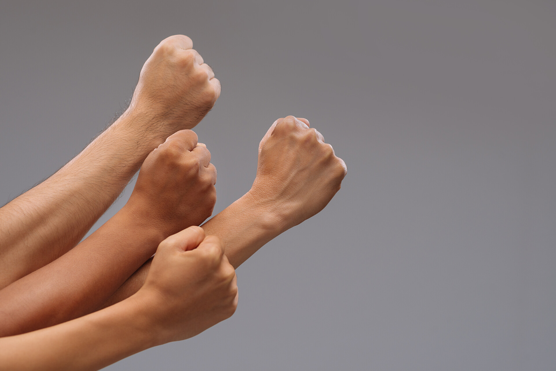 灰色背景上举起的拳头叛乱的标志