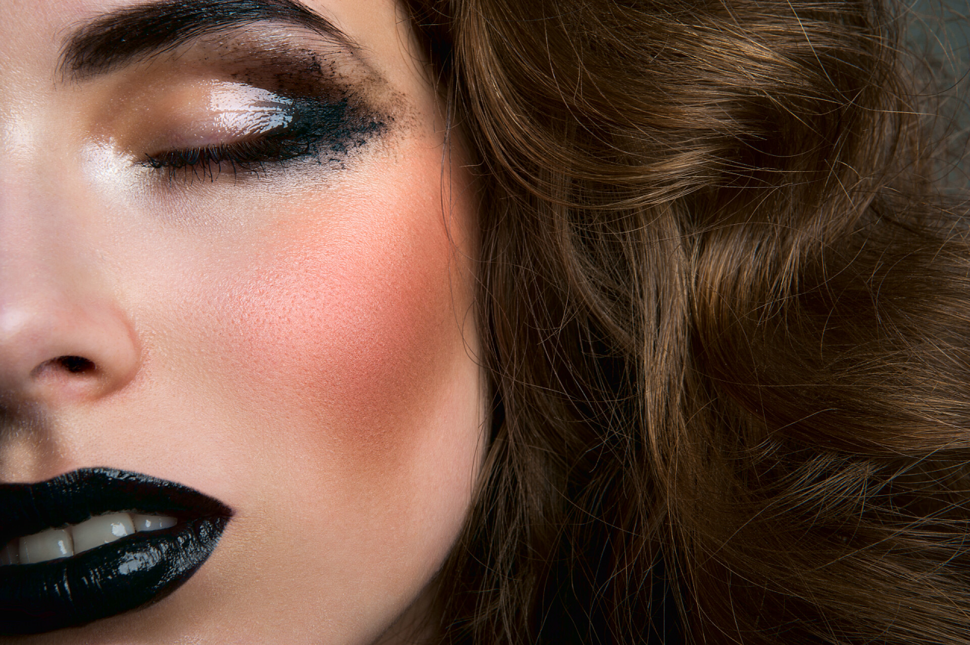 一位时尚美女模特闭着眼睛肖像闭着眼睛时尚女模特