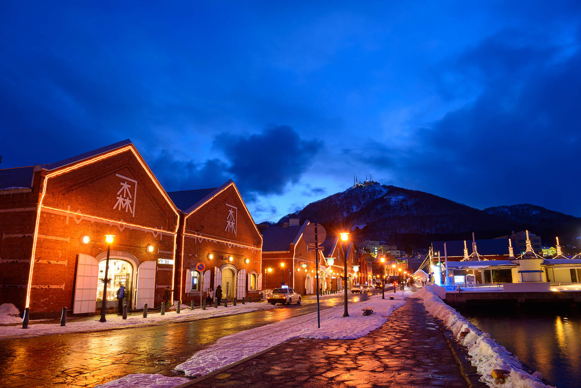 北海道函馆山夜晚的景色金卫红砖仓库在暮色中在北海道函馆市