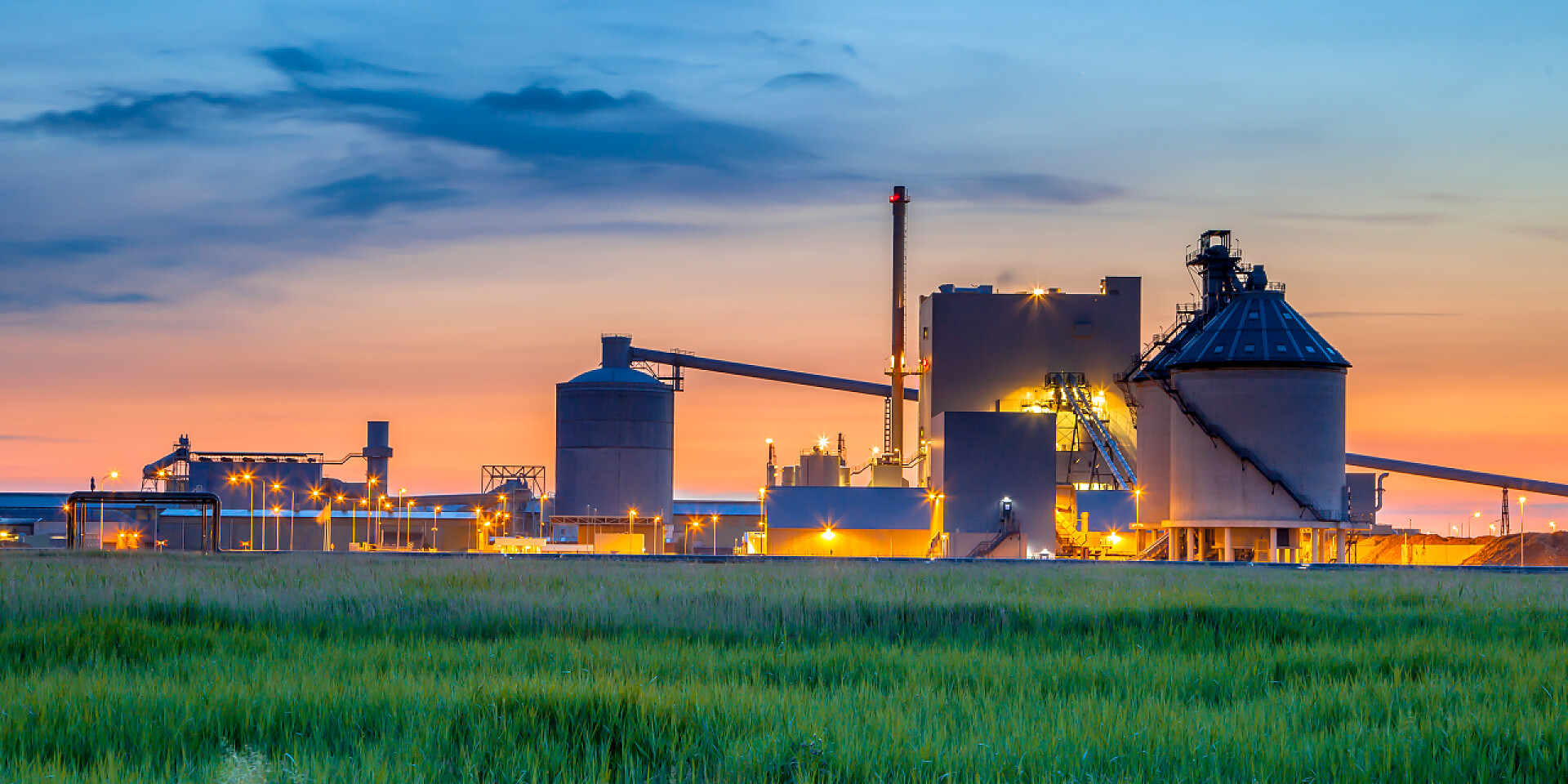 城市工厂落日余晖的优美风景神秘的工业化学厂详细