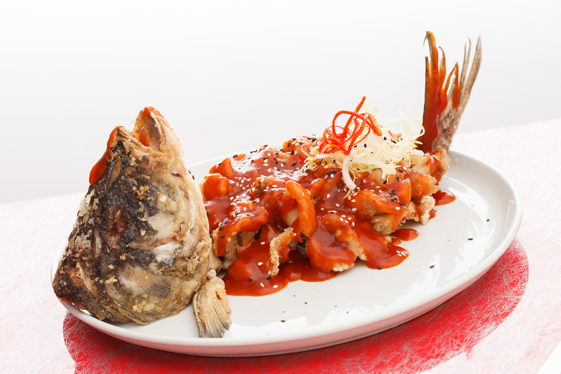 白色背景炒鲤鱼浇上酸甜汁酸甜汁鲤鱼