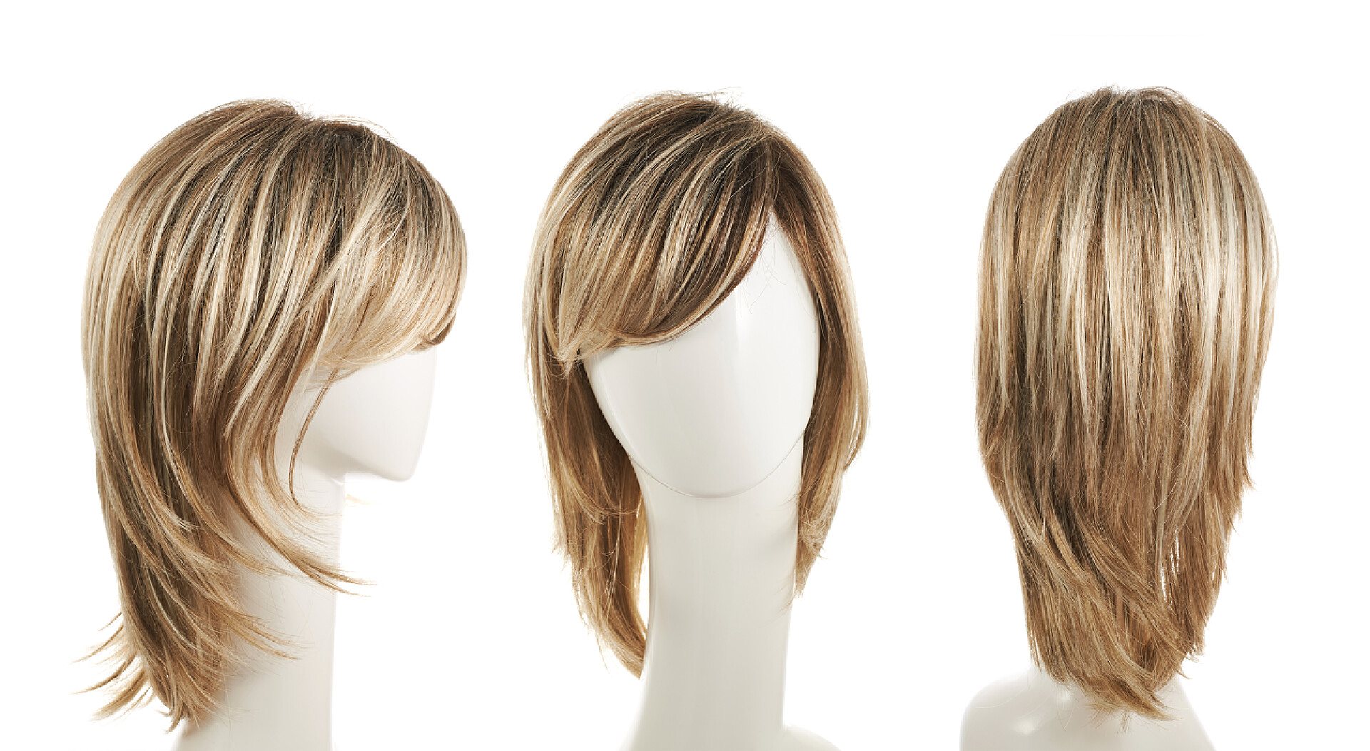 白色背景三顶棕色的假发在模特头假发