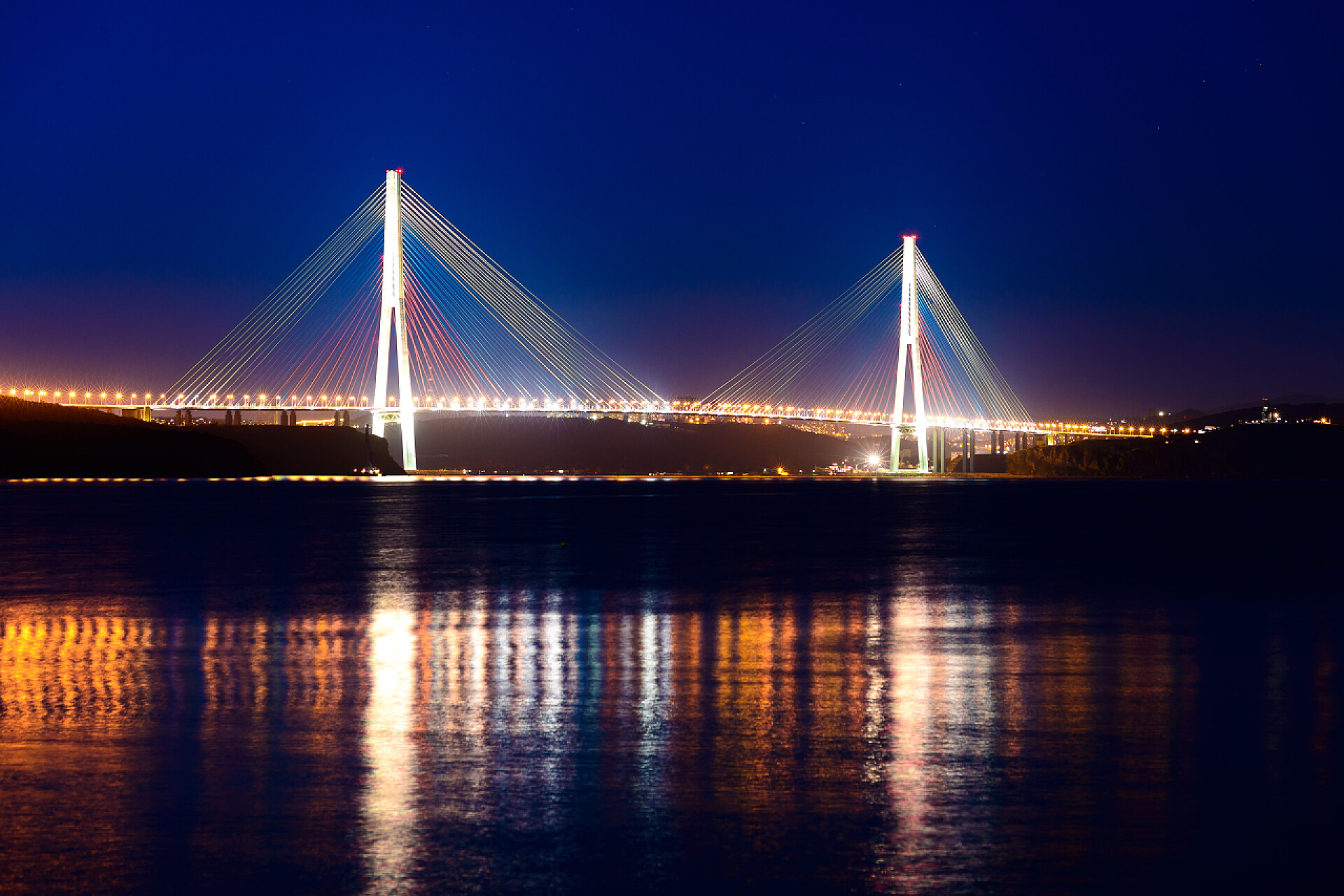 城市江边吊桥的夜景桥到岛 Russkij