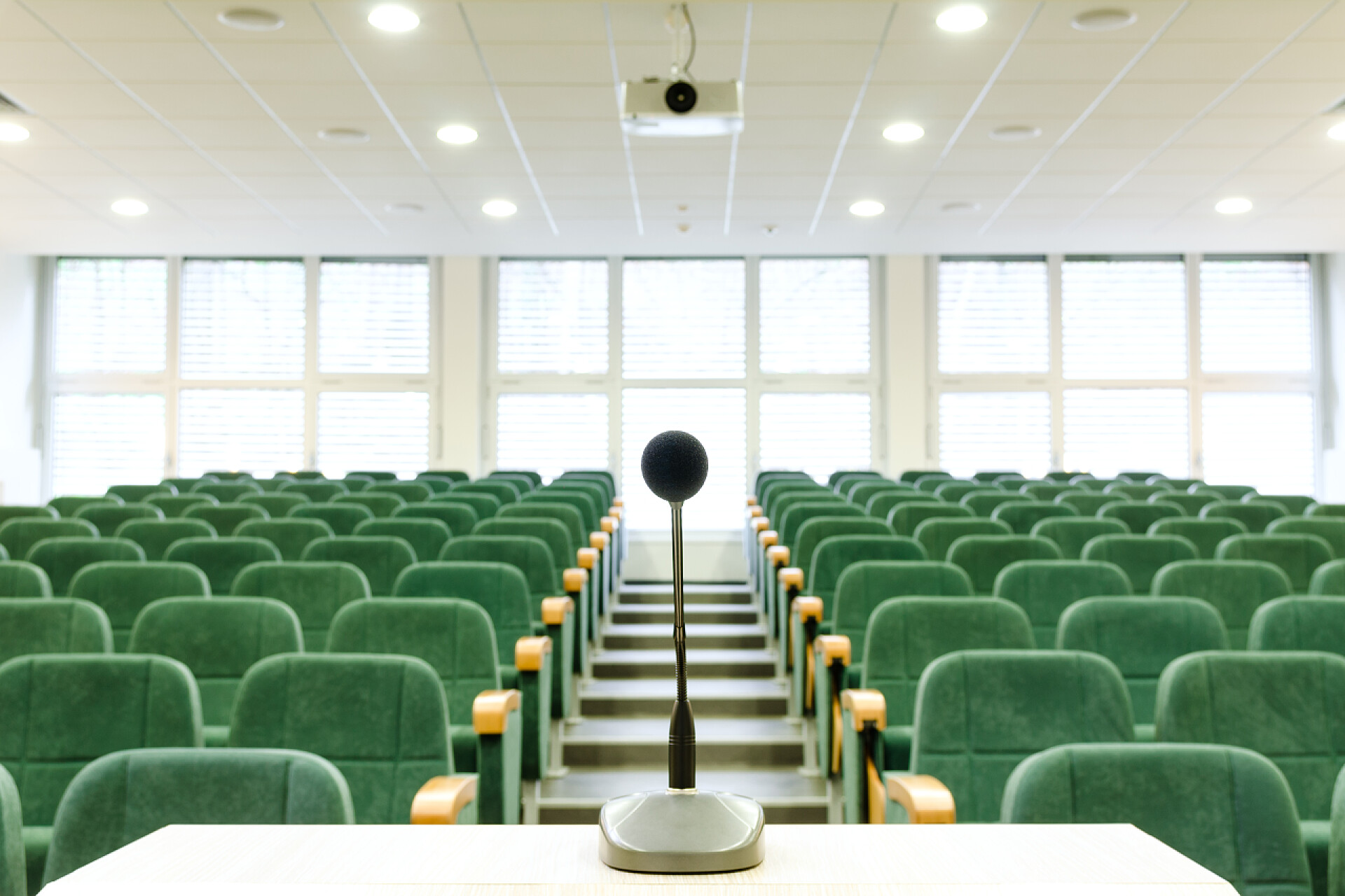 一间大型会议厅内部圆形剧场