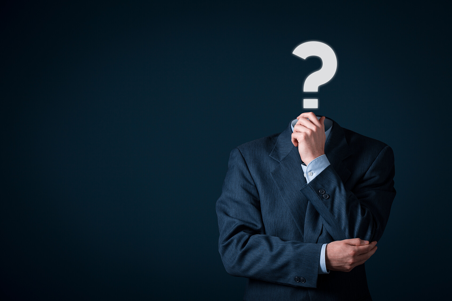 黑色背景一个商人的头脑充满疑问业务是概念的充满问题