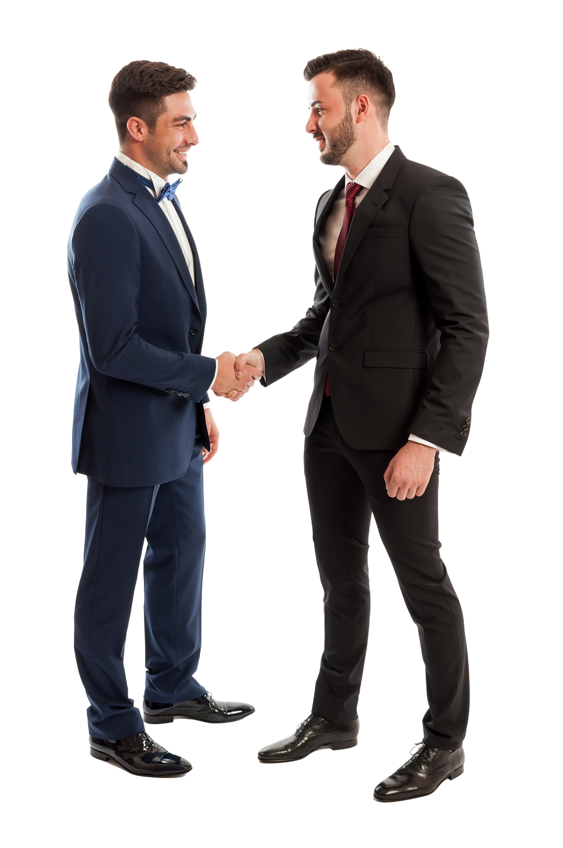 白色背景两位典雅尊贵的商业人士在微笑着握手商务男士握手