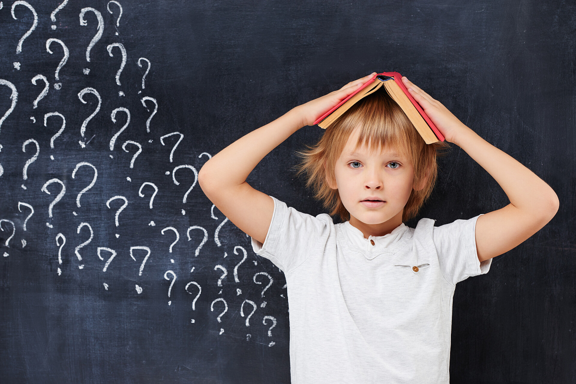 一个男同学脑袋里充满了问题Ginfer 头发的疲倦和迷茫小学年龄男孩