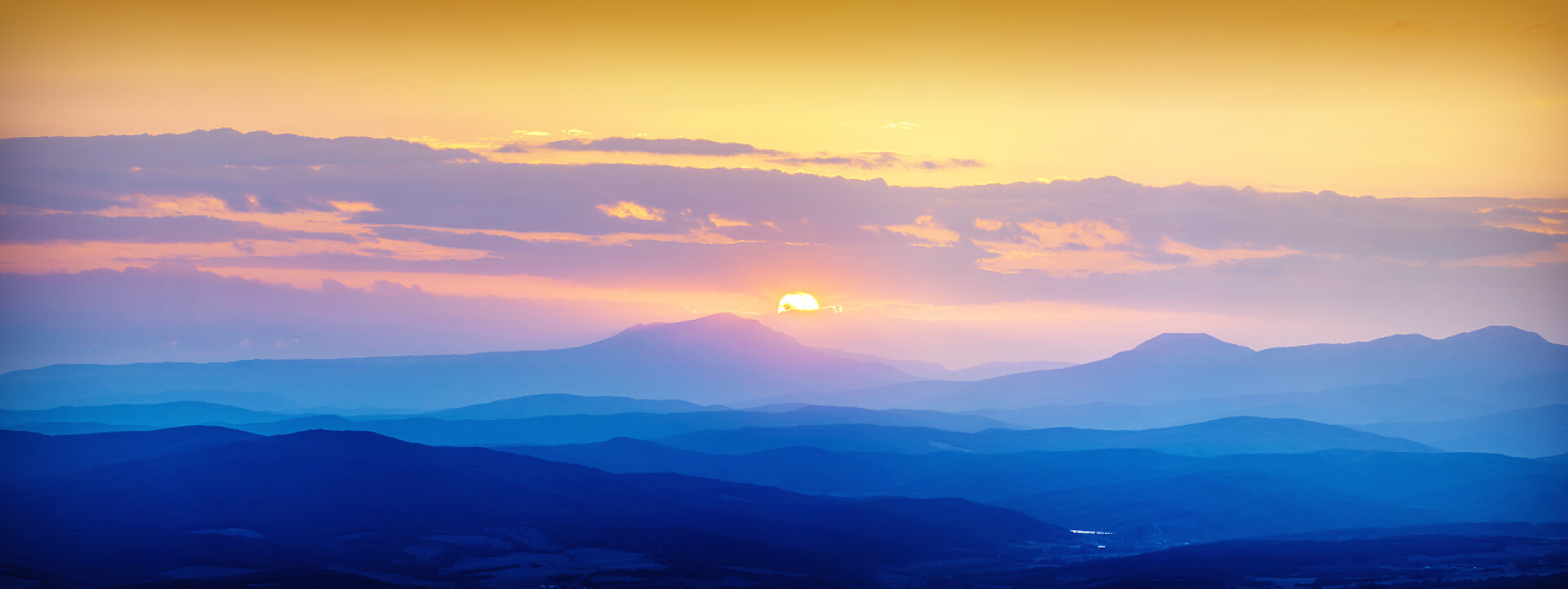 在克里米亚山脉的美丽日出雾谷日出