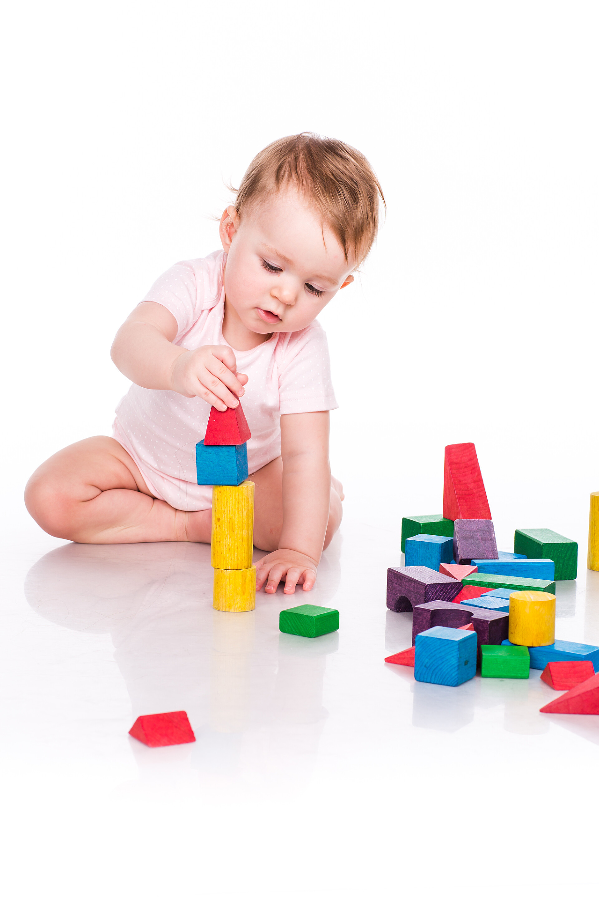 白色背景一个可爱的小男孩在搭积木漂亮宝贝与多维数据集建立