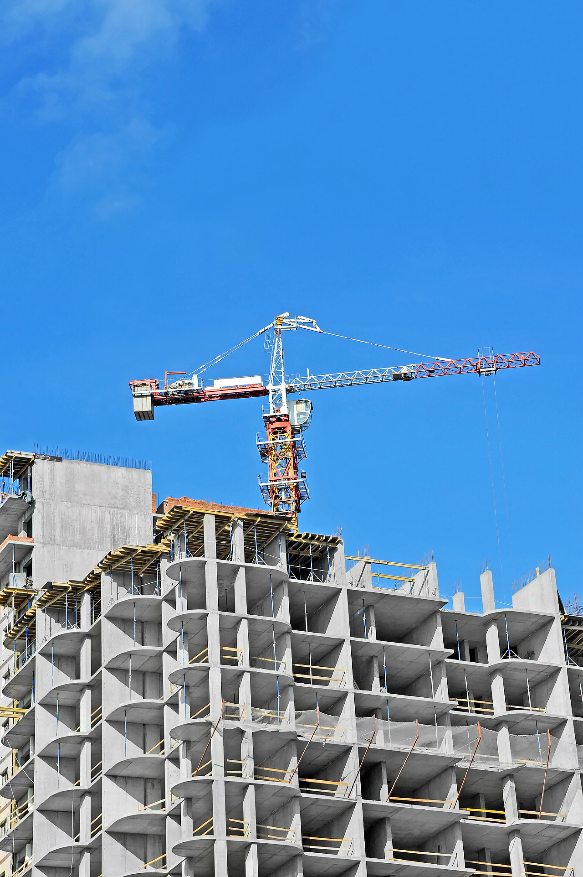 蓝天背景建筑施工地和起重机起重机和建设网站