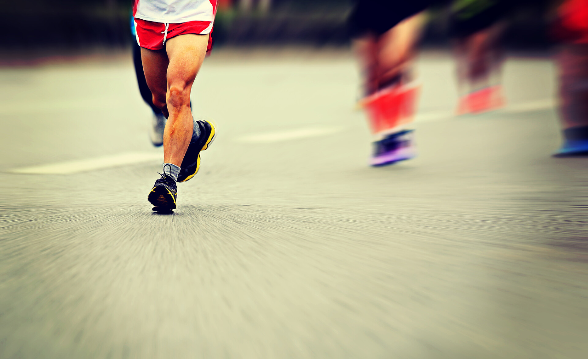 男运动员在进行马拉松比赛男运动员运行