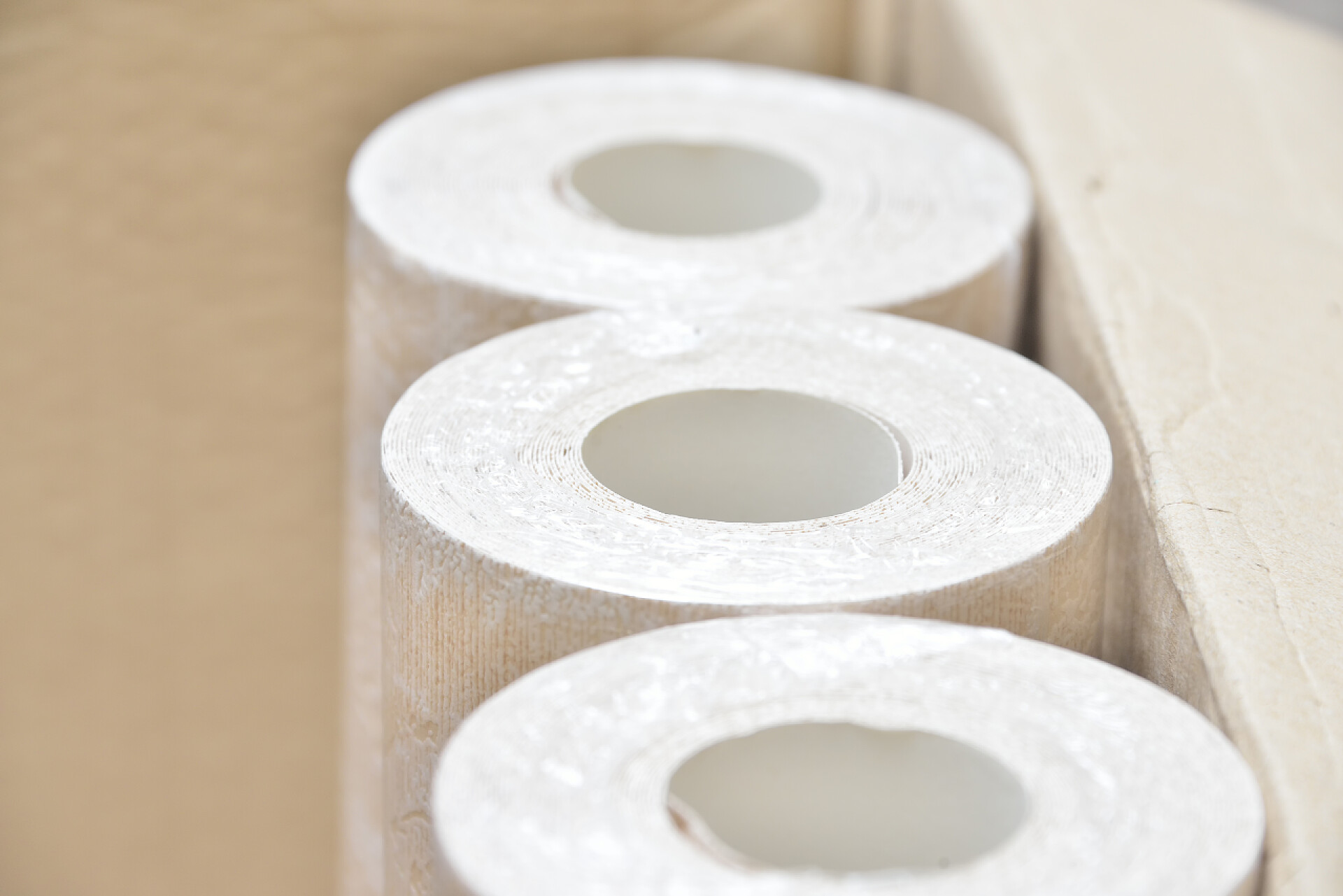 纸箱中的三卷纸卷壁纸