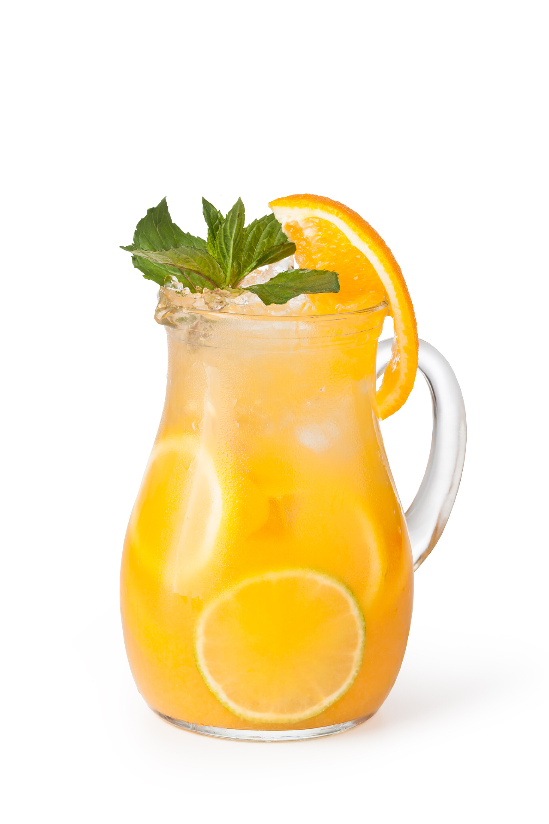 白色背景一杯橙汁饮料水果饮料与冰块的眼镜