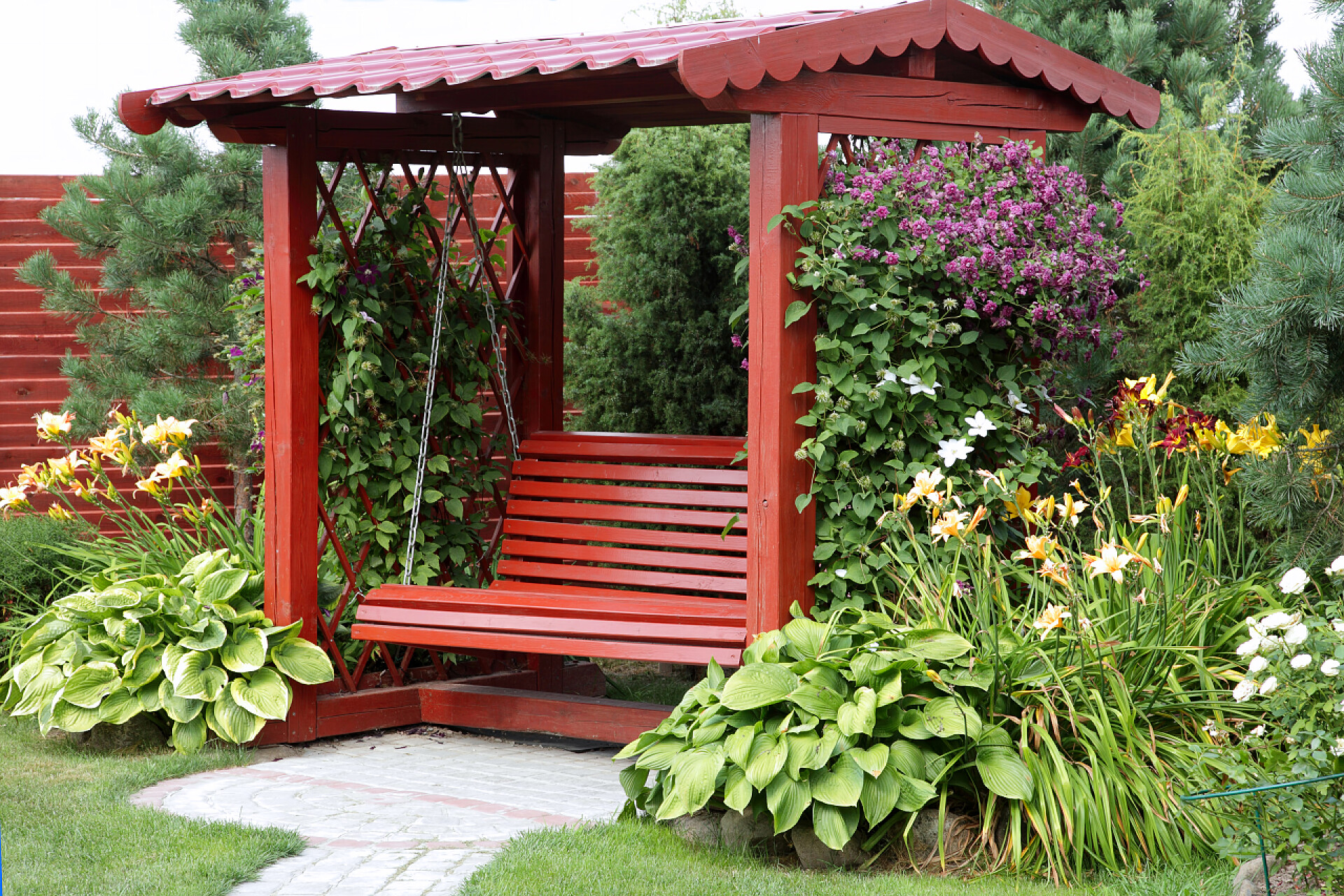 花园里的小亭子花园的板凳秋千杂草丛生铁线莲