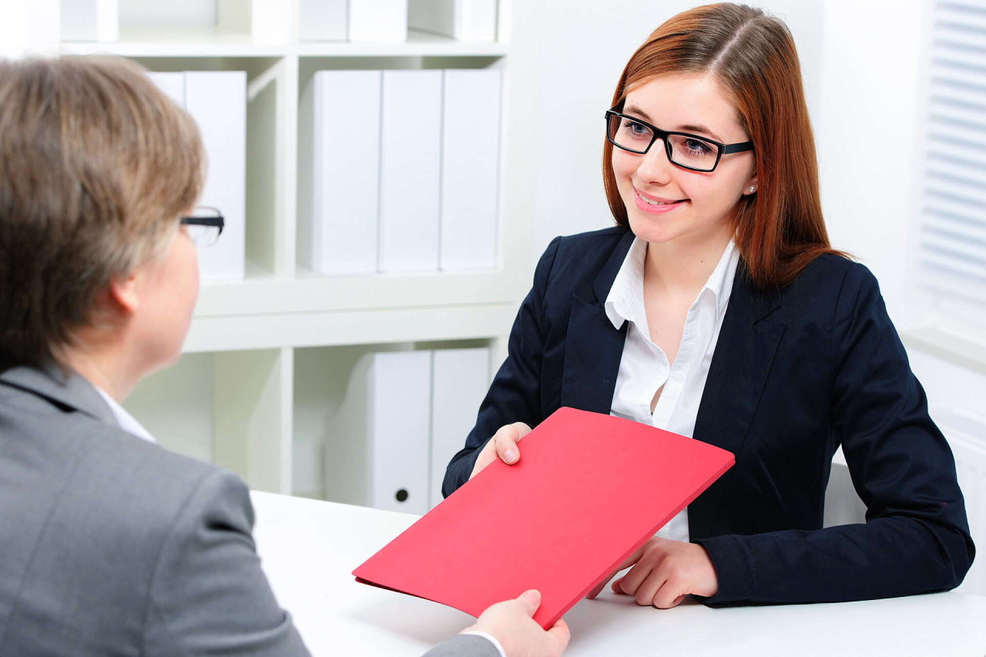 公司工作人员正在采访求职者求职面试