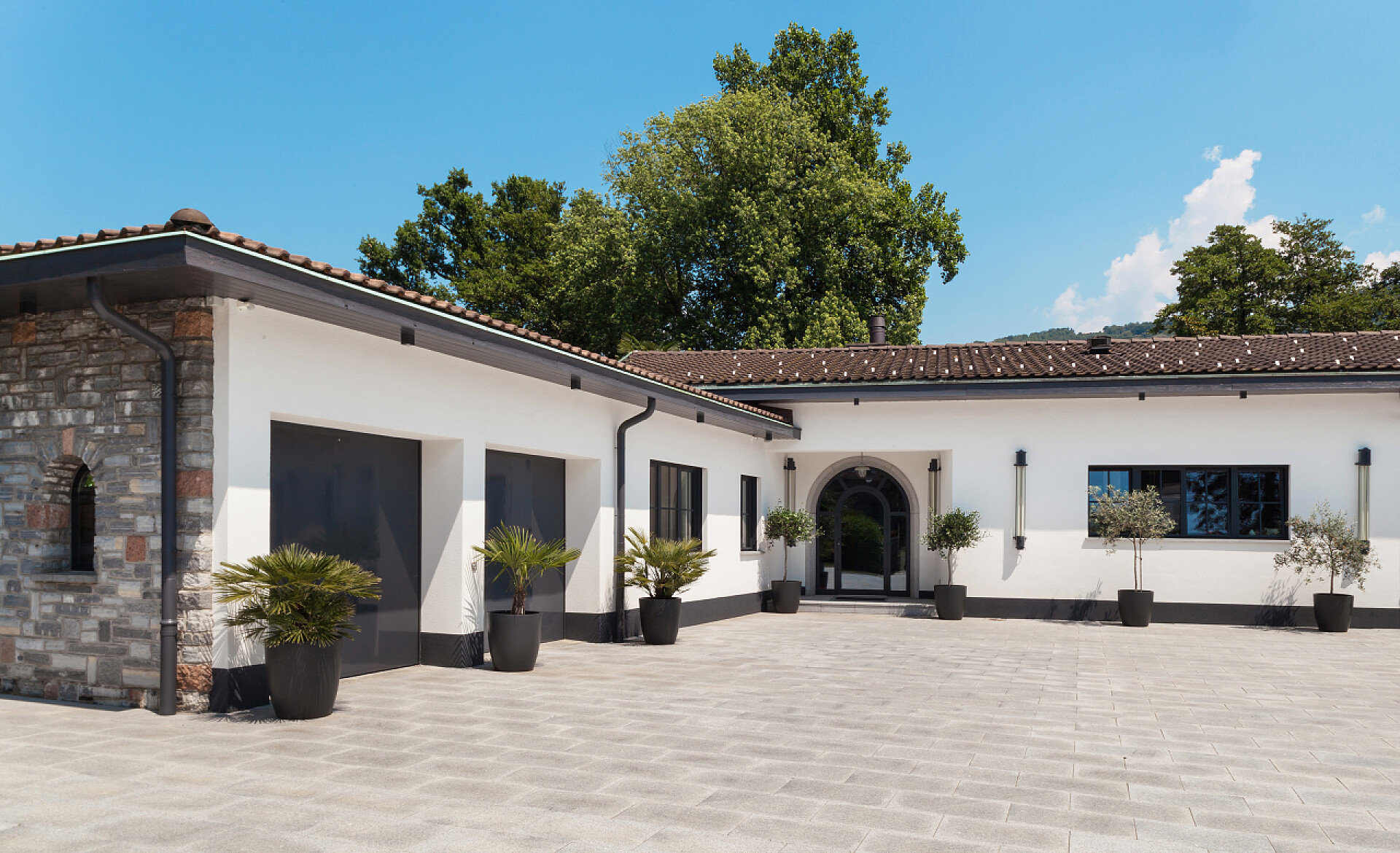 蓝天白云下白色庭院景观白宫