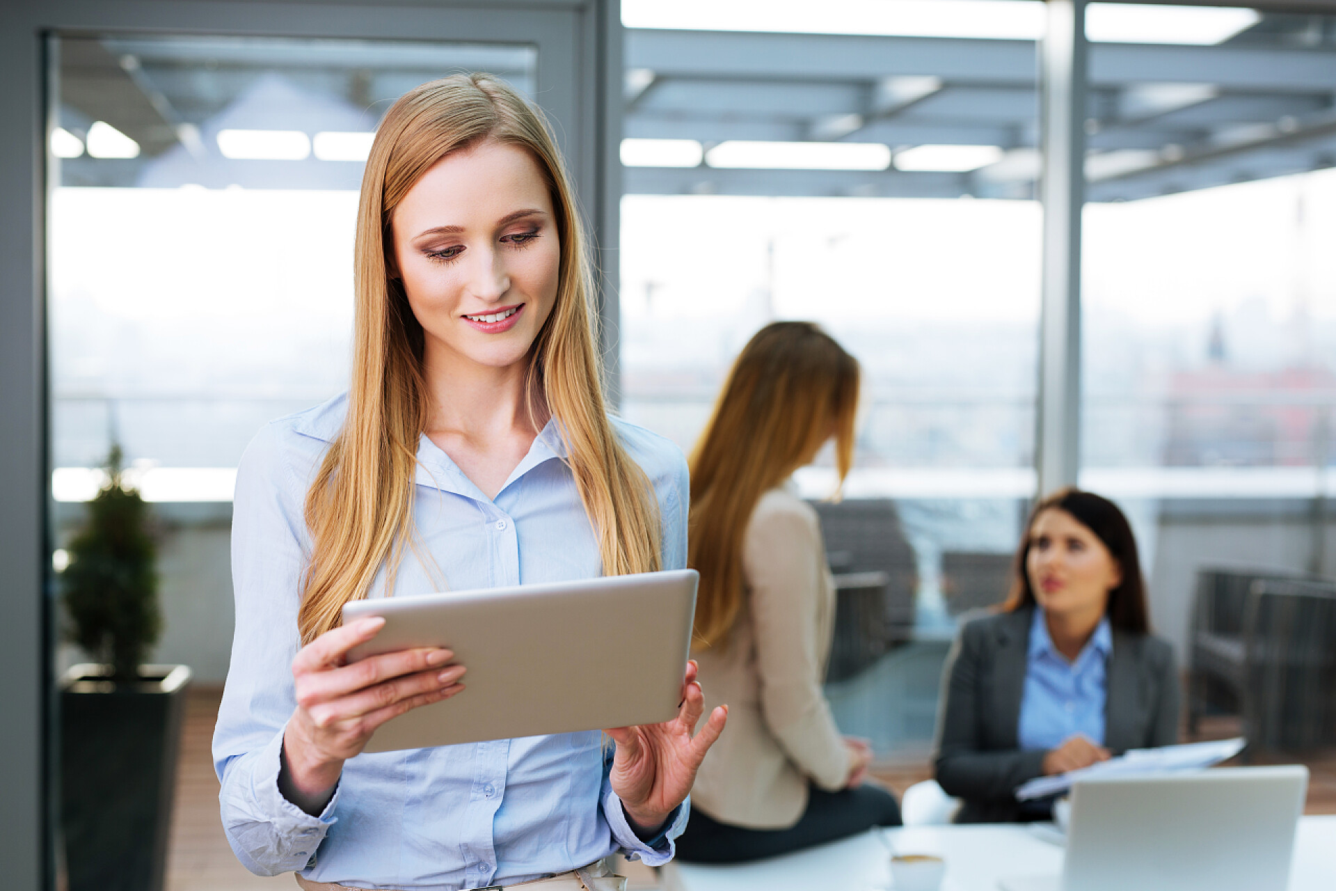 漂亮的秘书拿着一个平板电脑漂亮的秘书拿着一个数字平板