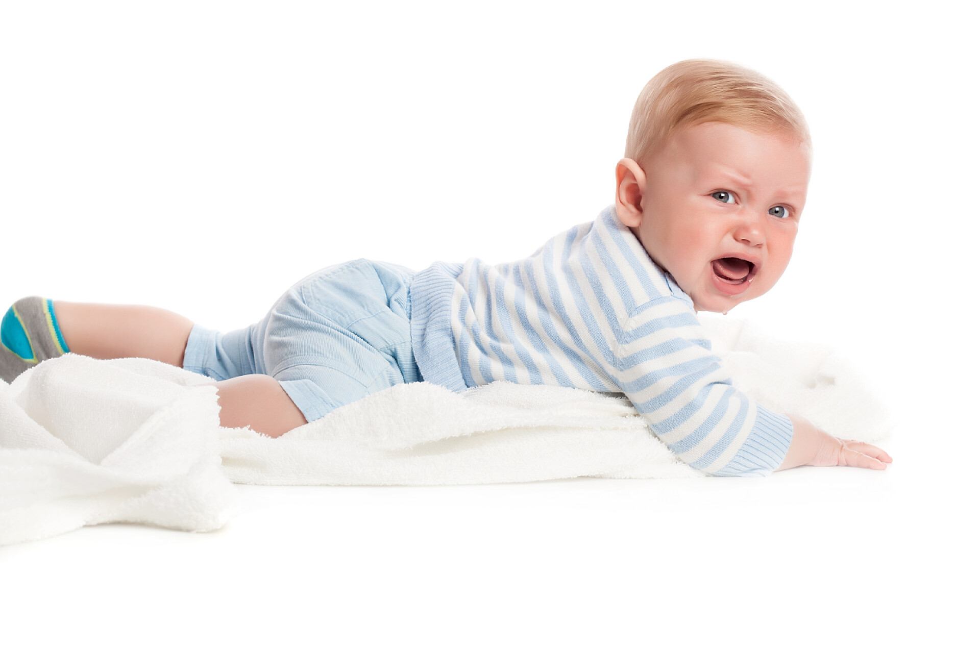 白色背景毛毯上一位哭泣的男宝宝哭泣的小男孩