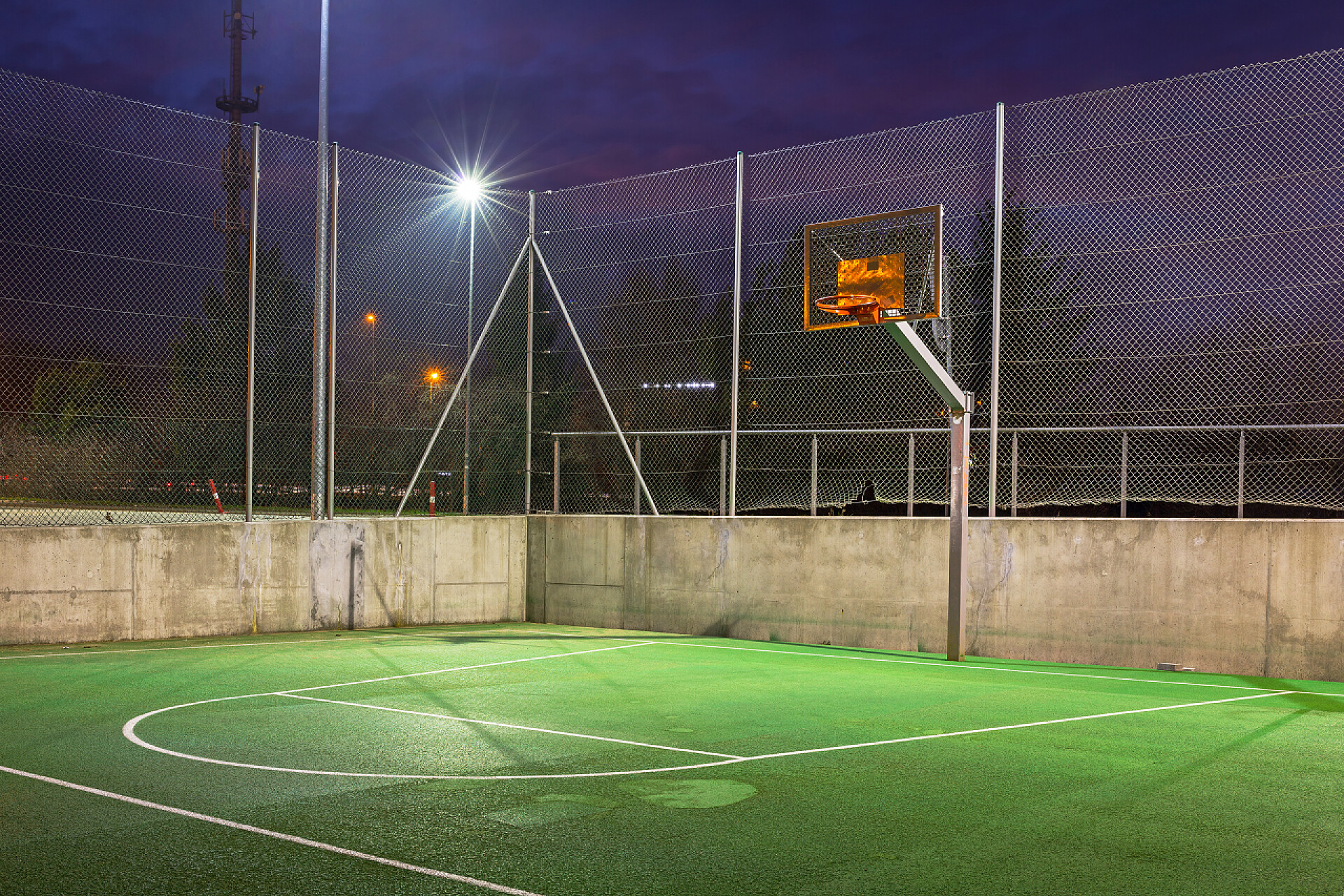 晚上的篮球场被一盏灯照亮篮球场的黄昏