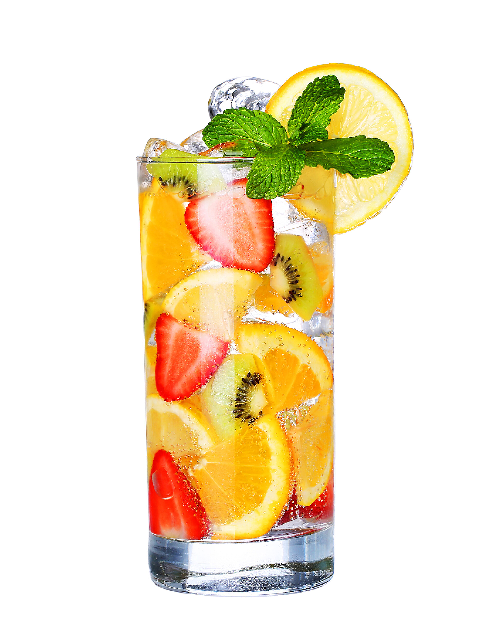 玻璃冷果汁饮料孤立在白色背景