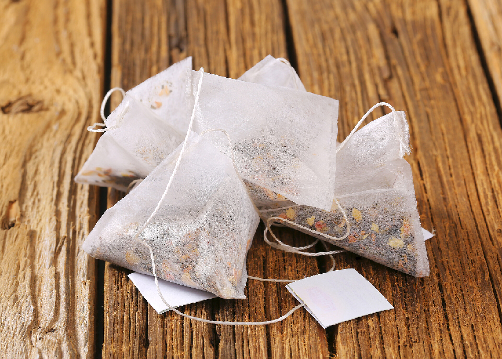在木制背景上的茉莉茶袋茉莉茶袋