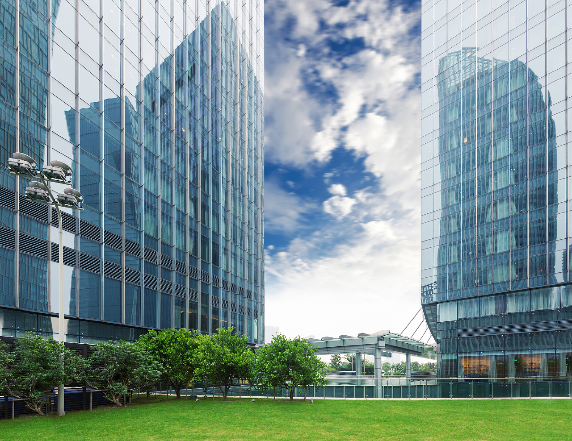 上海具有现代建筑背景的城市公园城市公园与现代建筑