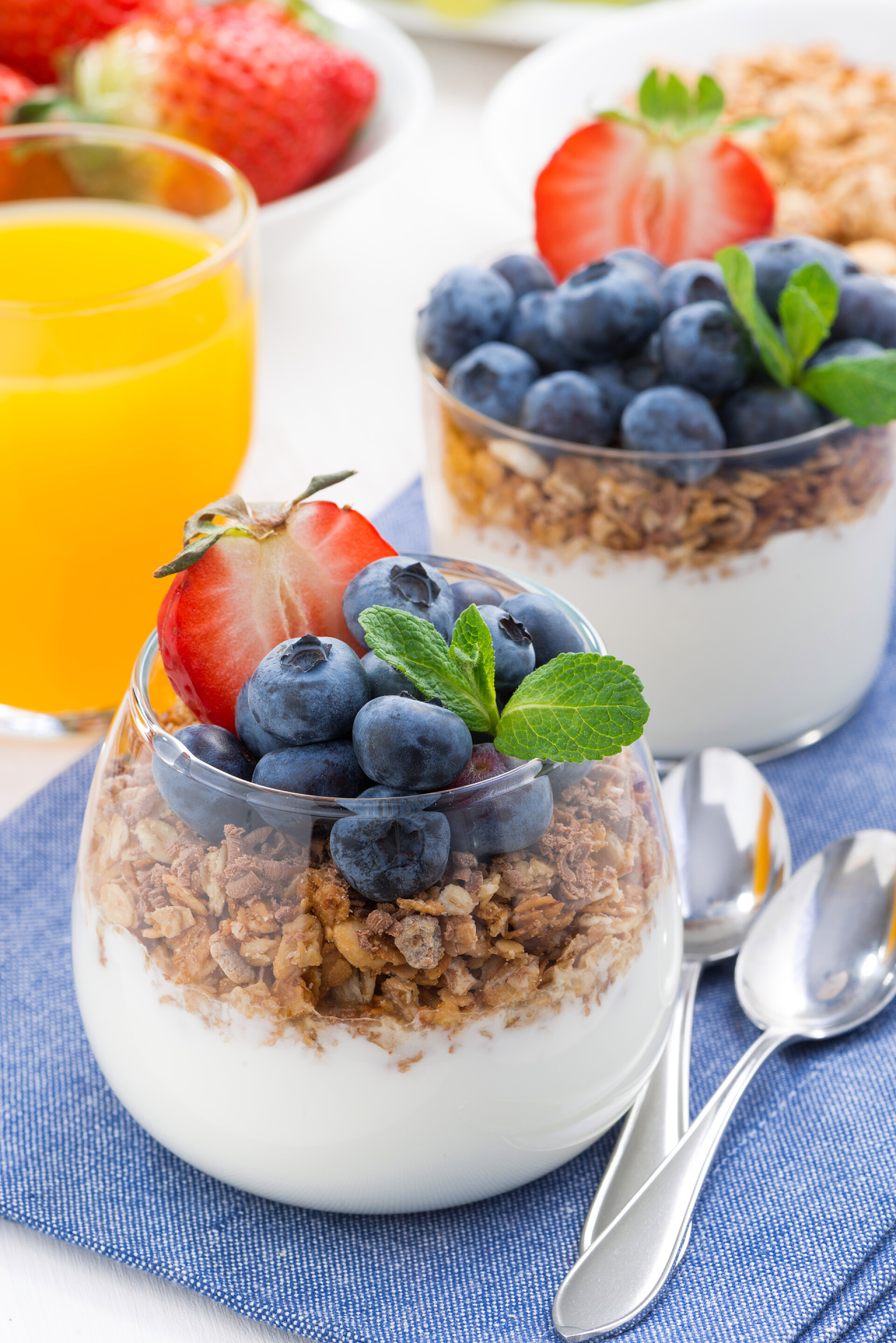 有新鲜浆果和燕麦片的甜品点心、 冰淇淋、 新鲜浆果和格兰诺拉麦片、 顶视图