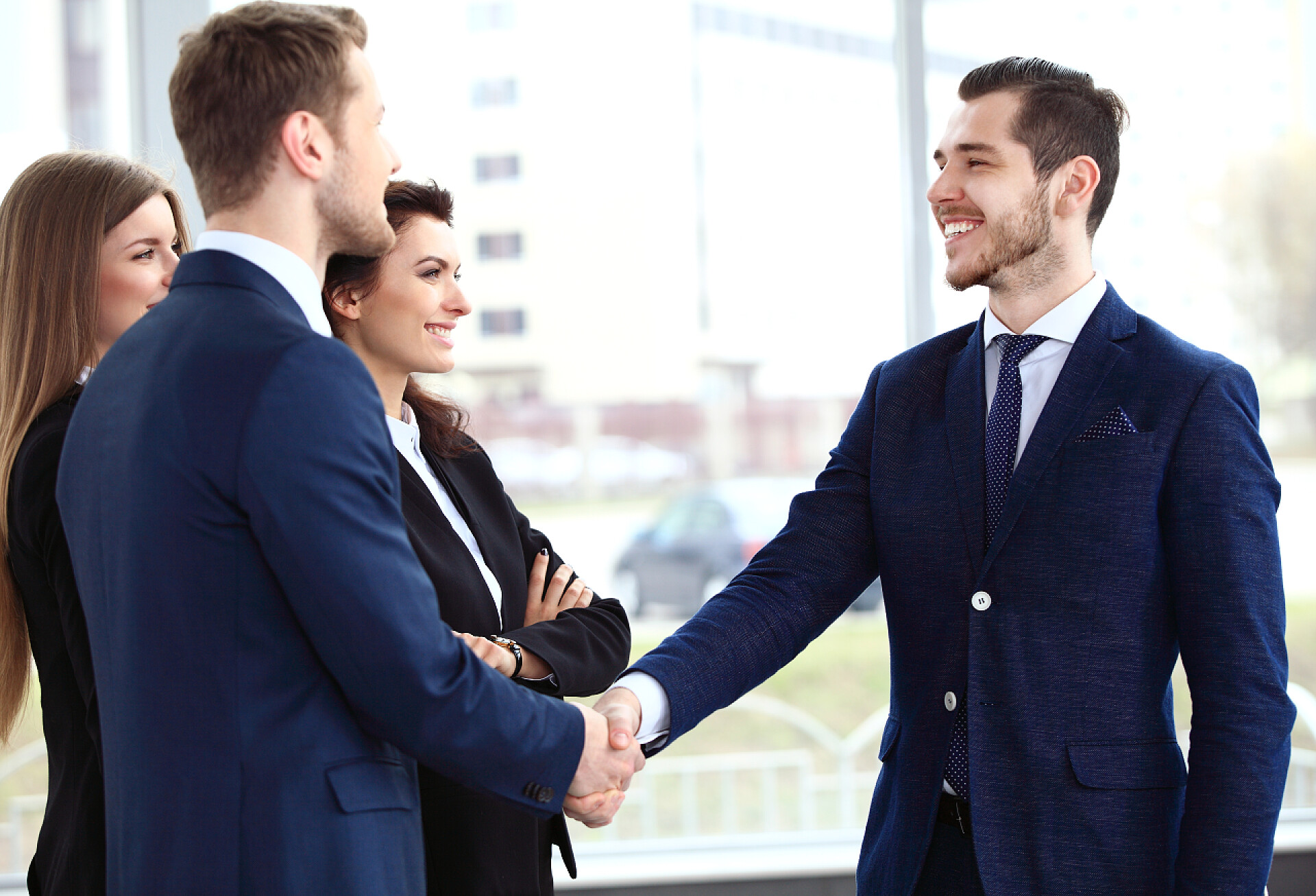 商人们结束了一个会议后握手商人们握手