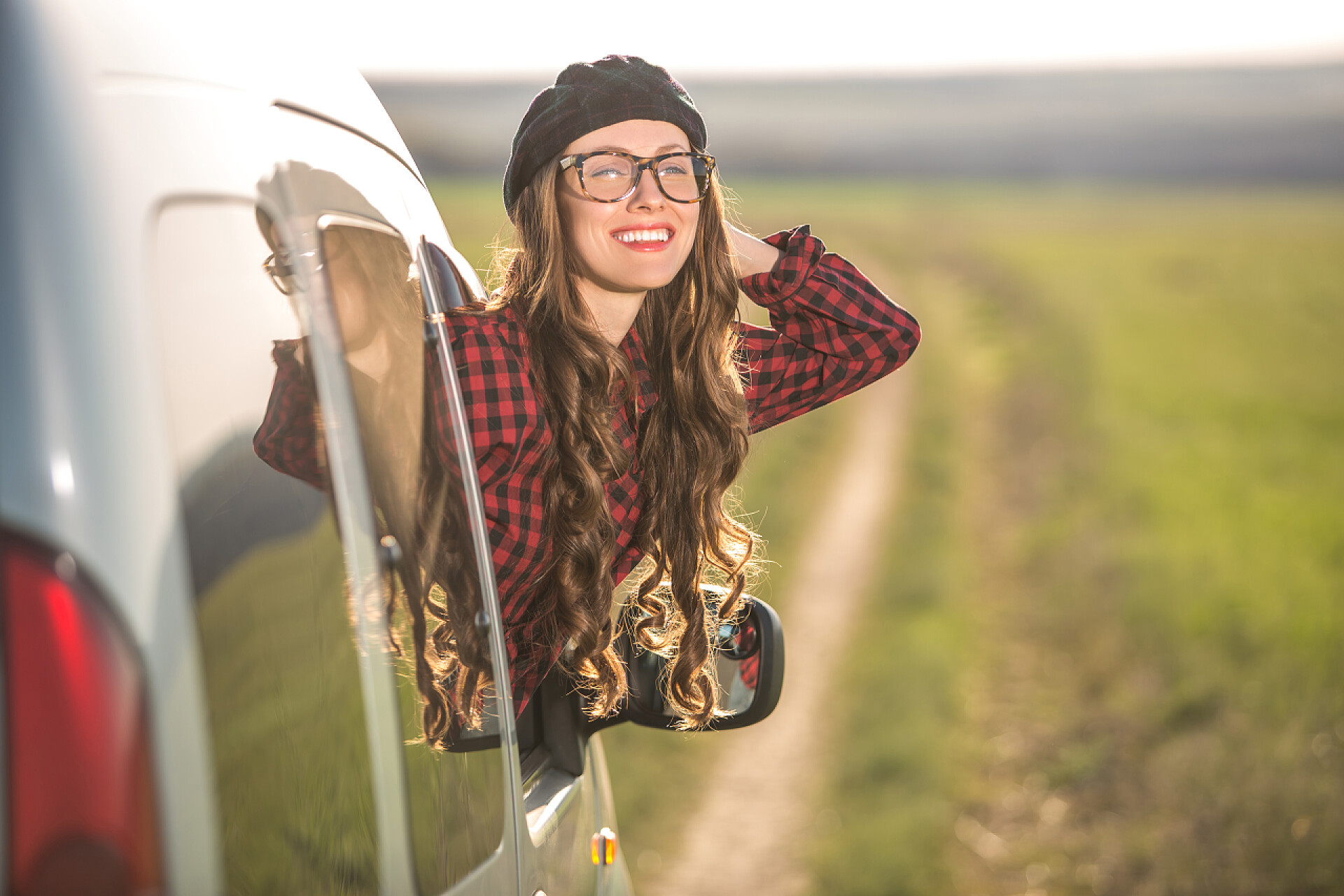 女人放松的将头伸出车窗