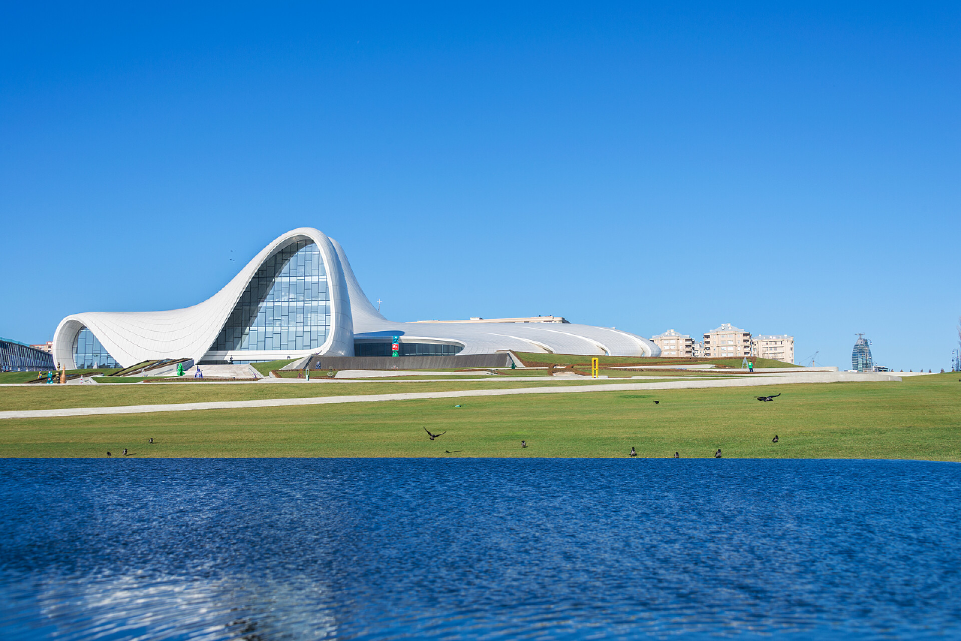 湖泊边的一个博物馆