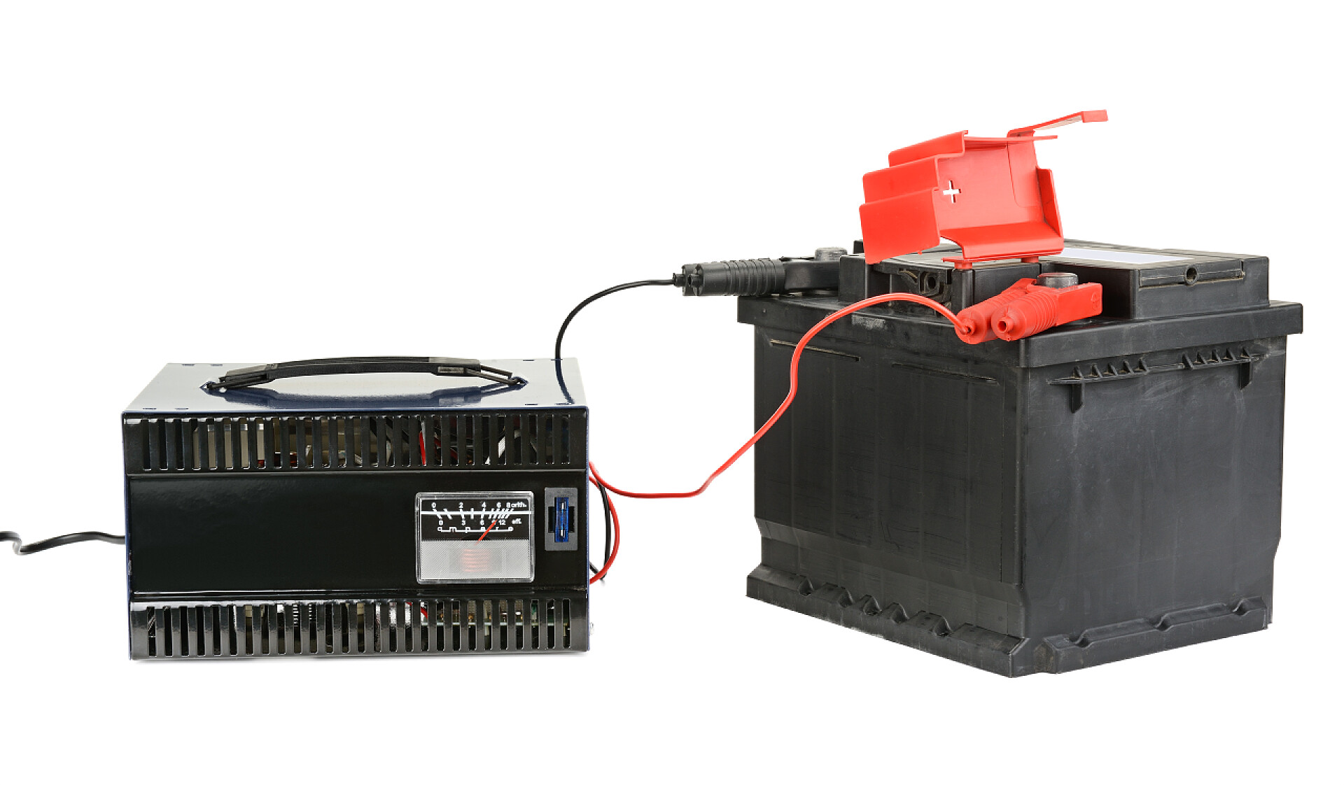 白色背景上的电池和充电器电池和充电器