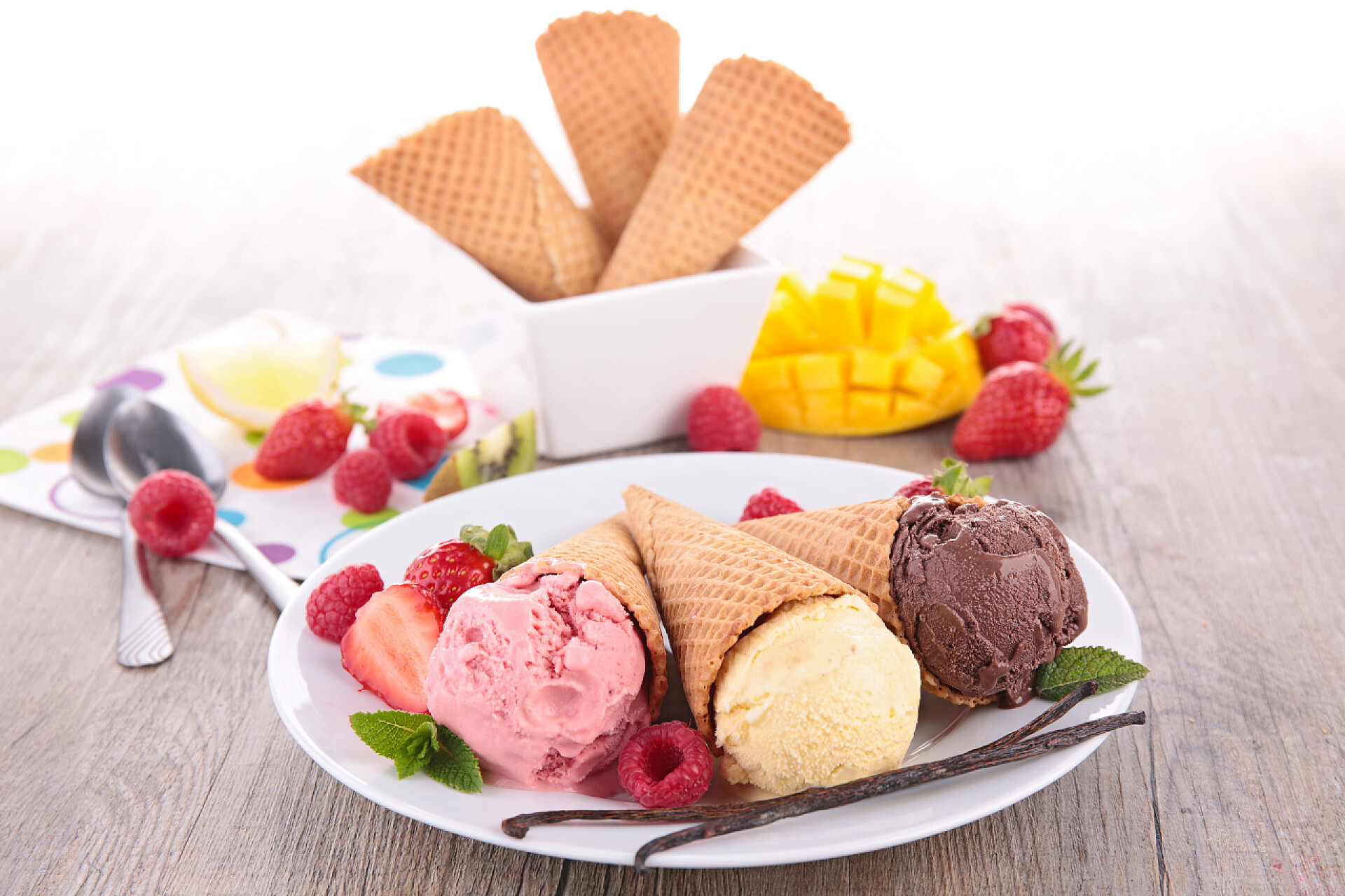 在木制桌上蛋卷冰激淋着浆果冰淇淋筒