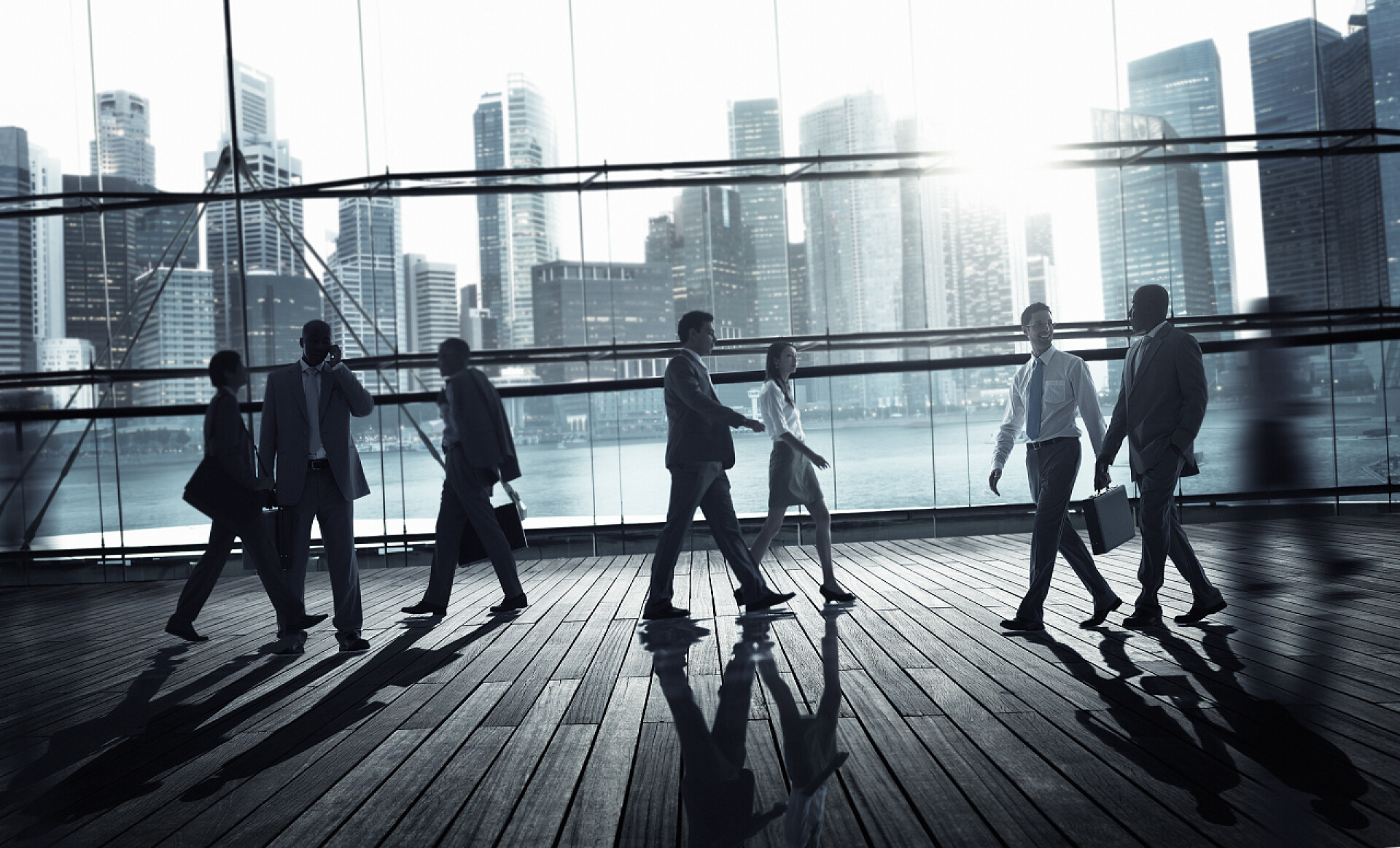 阳光下的集团商务人士工作的商务人士 