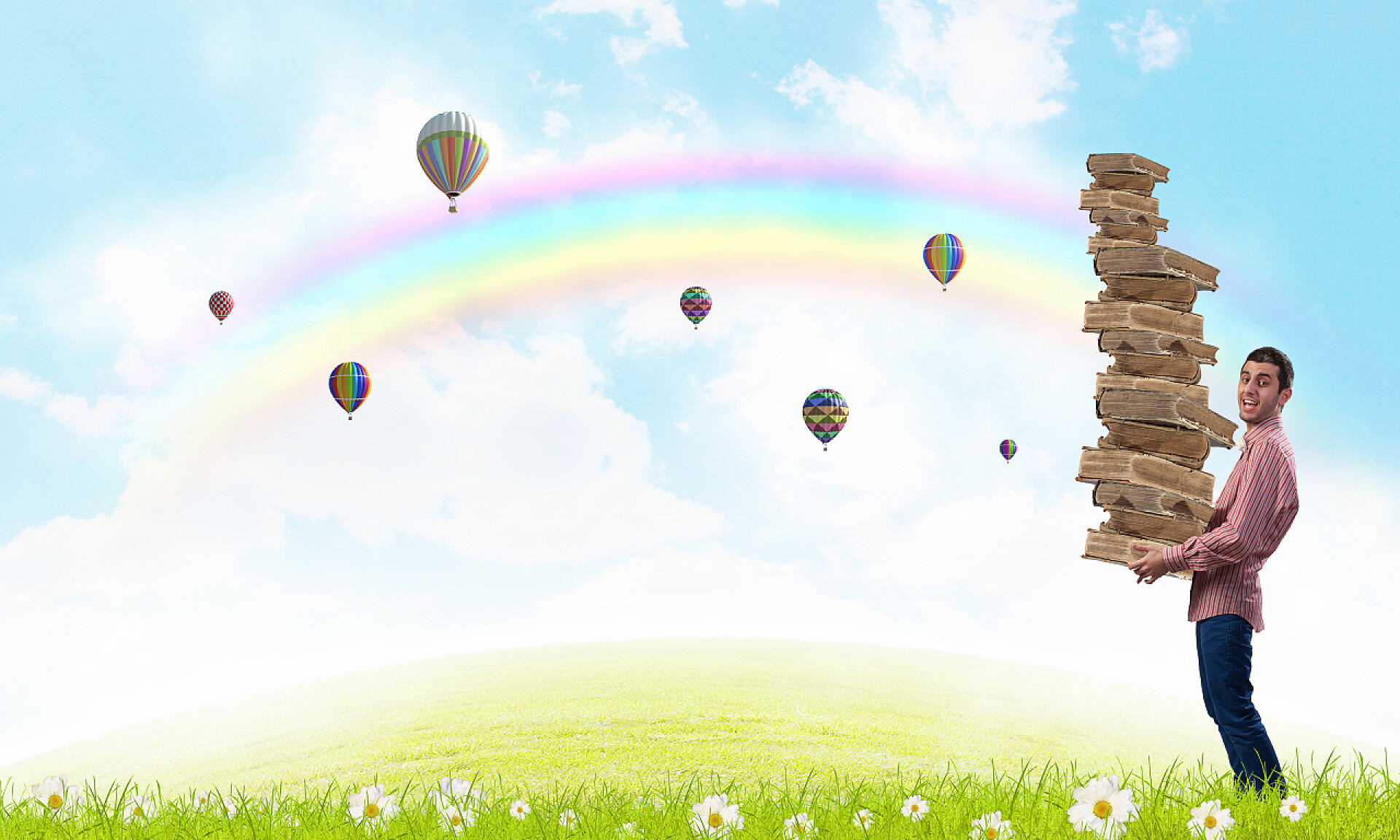 蓝天下面带微笑的男人携带堆旧书籍我要努力学习