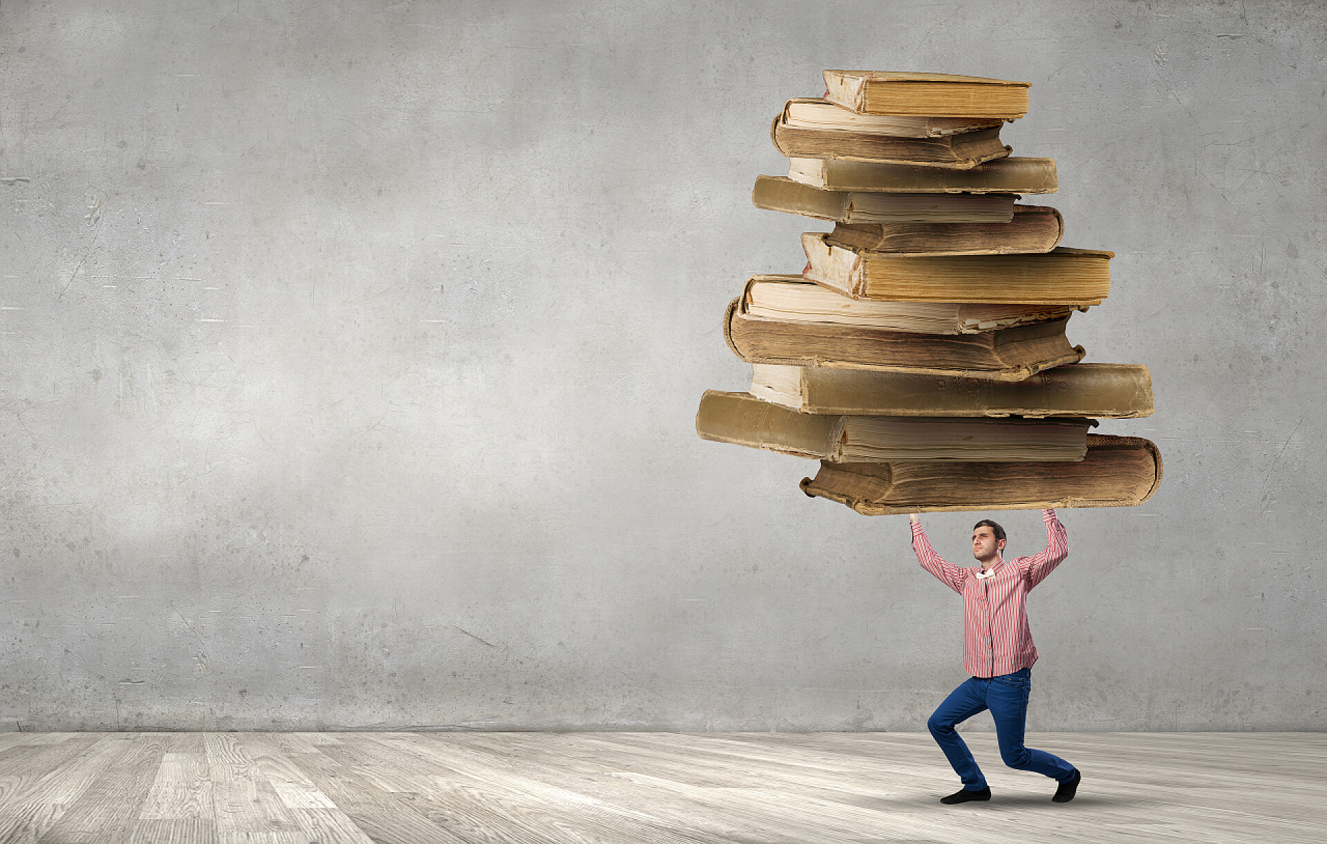 举着旧书籍的年轻的男性我要努力学习